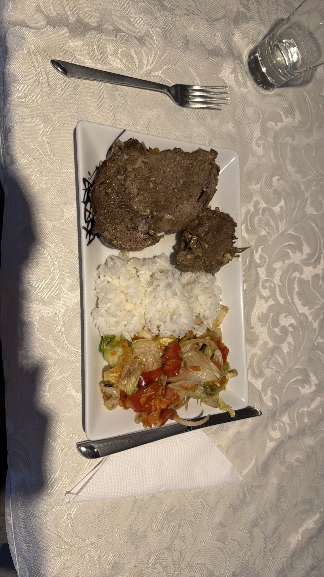 Carne con arroz y ensalada