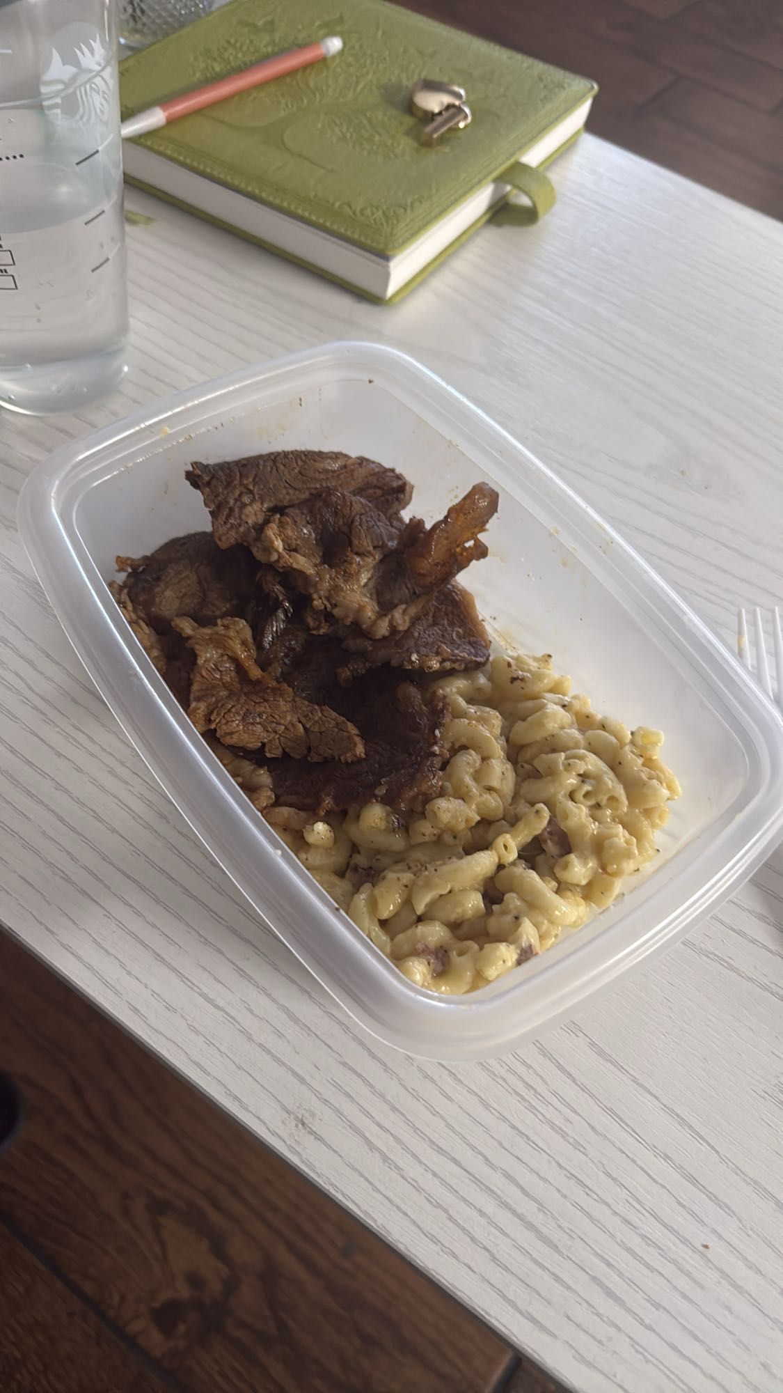 Beef and macaroni and cheese with bacon