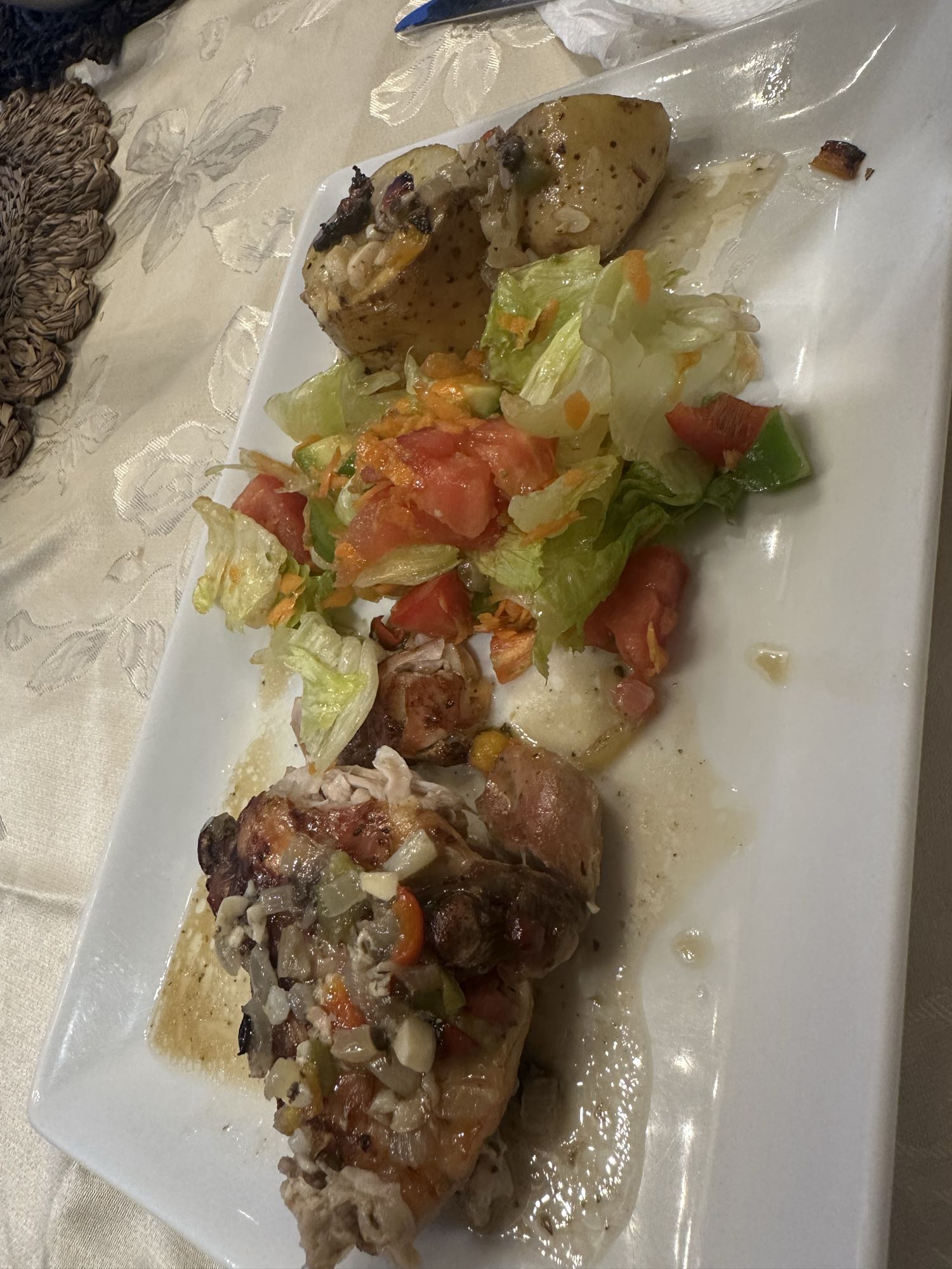 Pollo con papas y ensalada