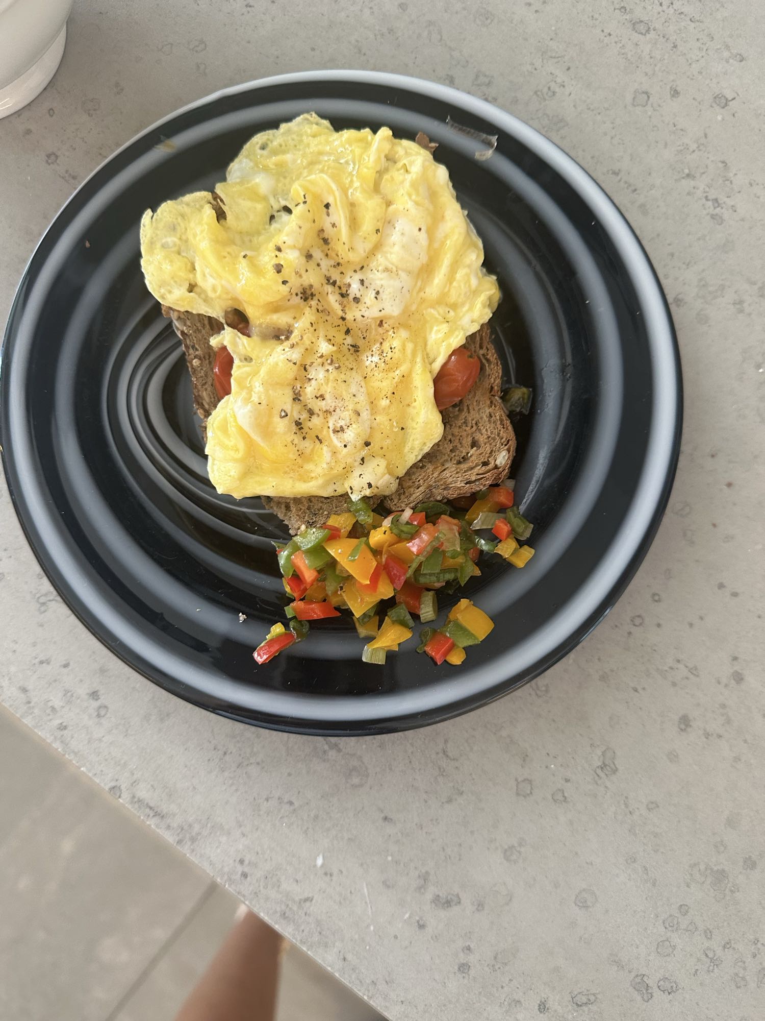 Tostada con huevo y verduras