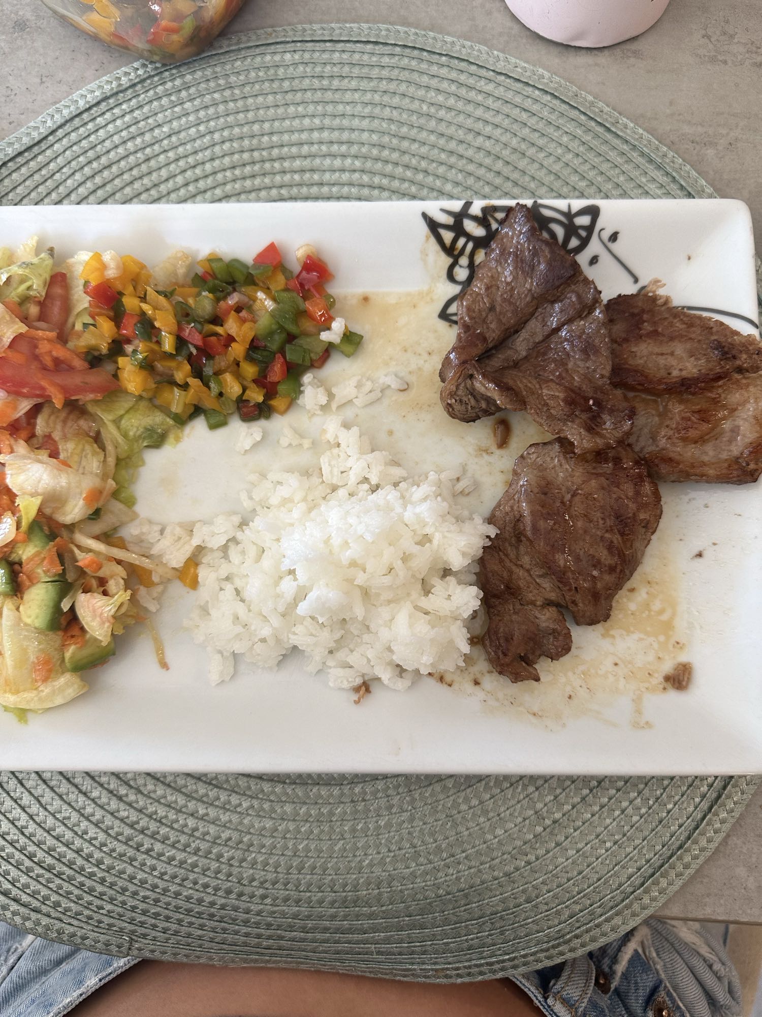 Carne con arroz y ensalada
