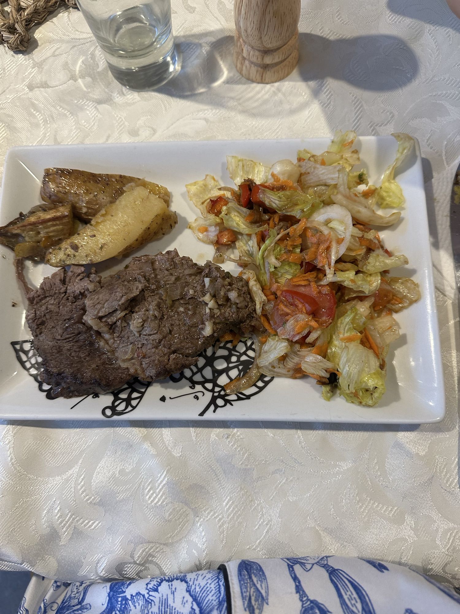 Carne con papa, batata y ensalada