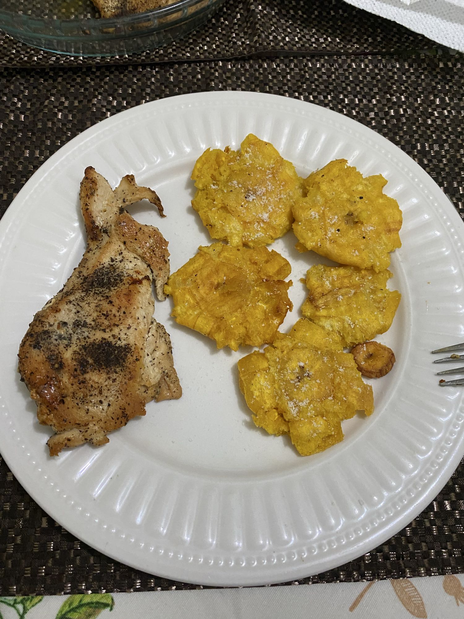 Pollo y tostones