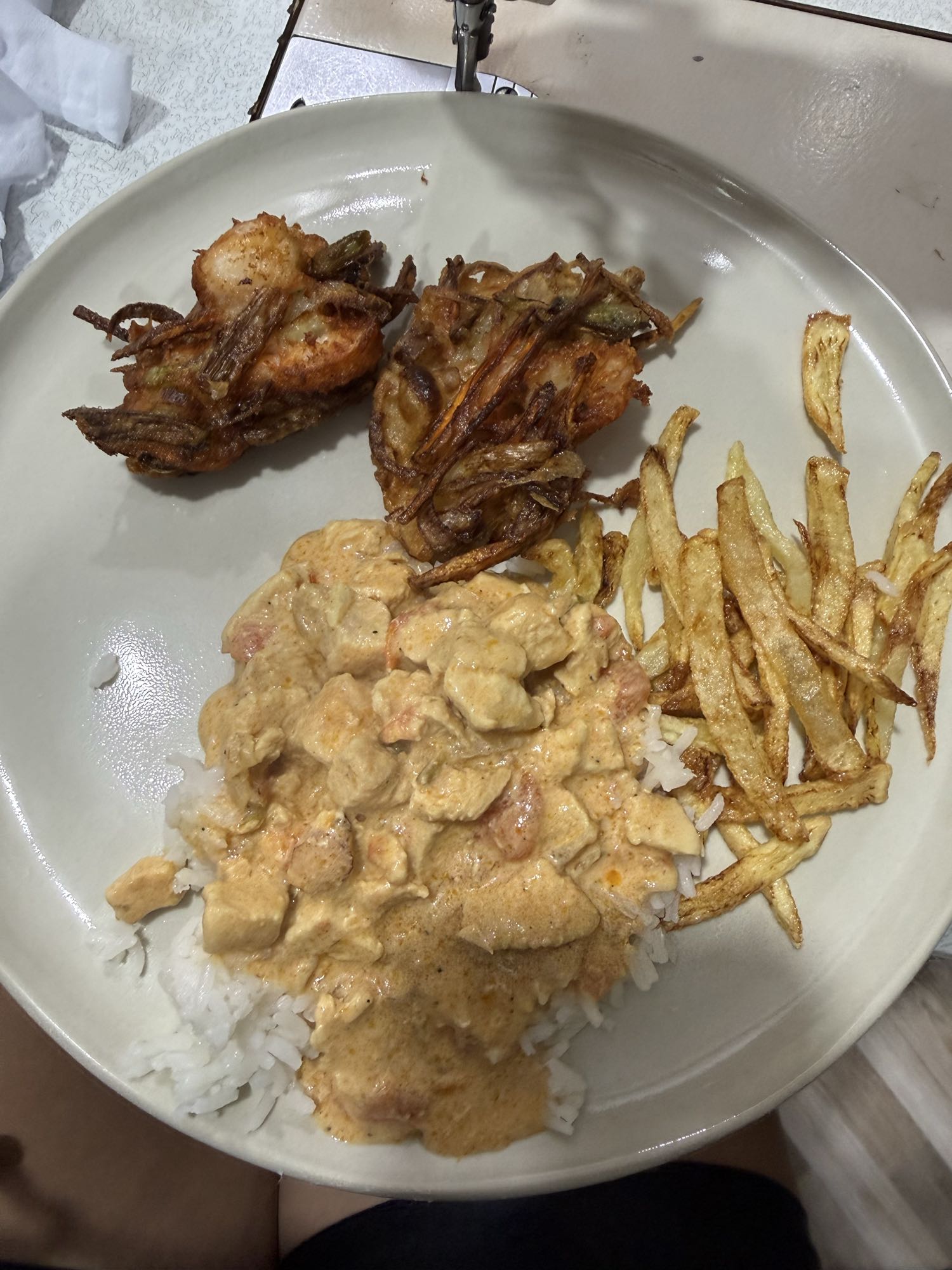 Frango ao molho, arroz e frituras