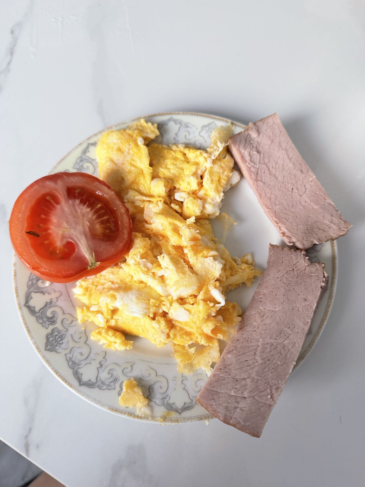 Яичница с копчено-варёной говядиной