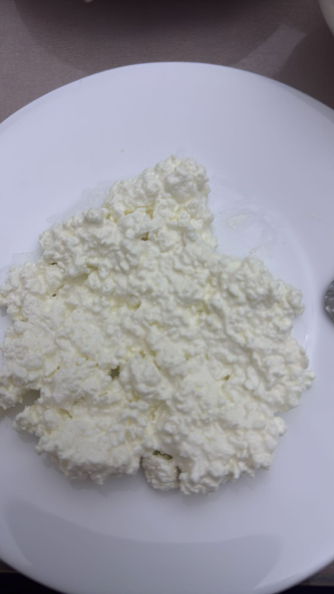 Творог на тарелке