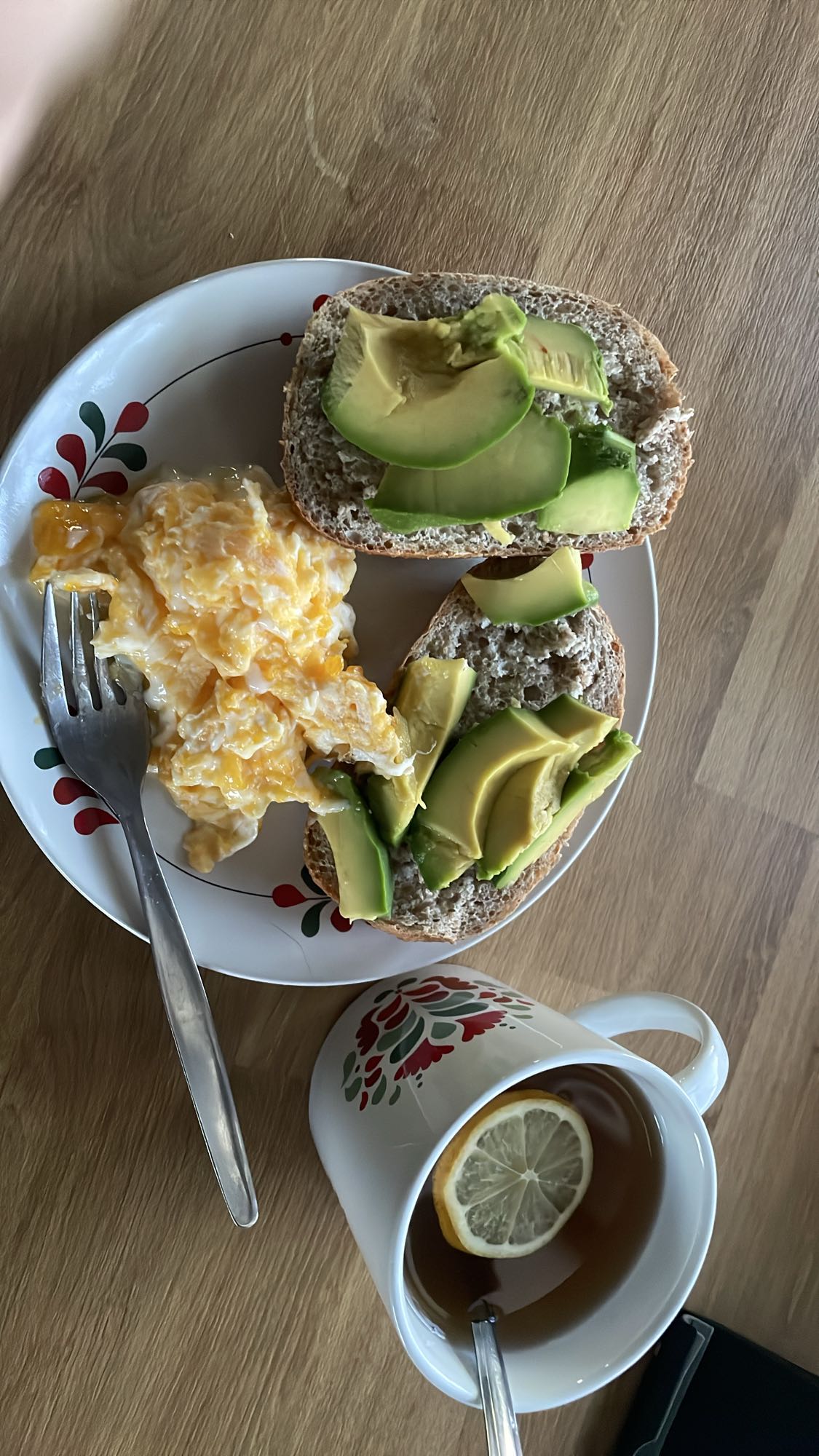 Kanapki z awokado i jajkiem