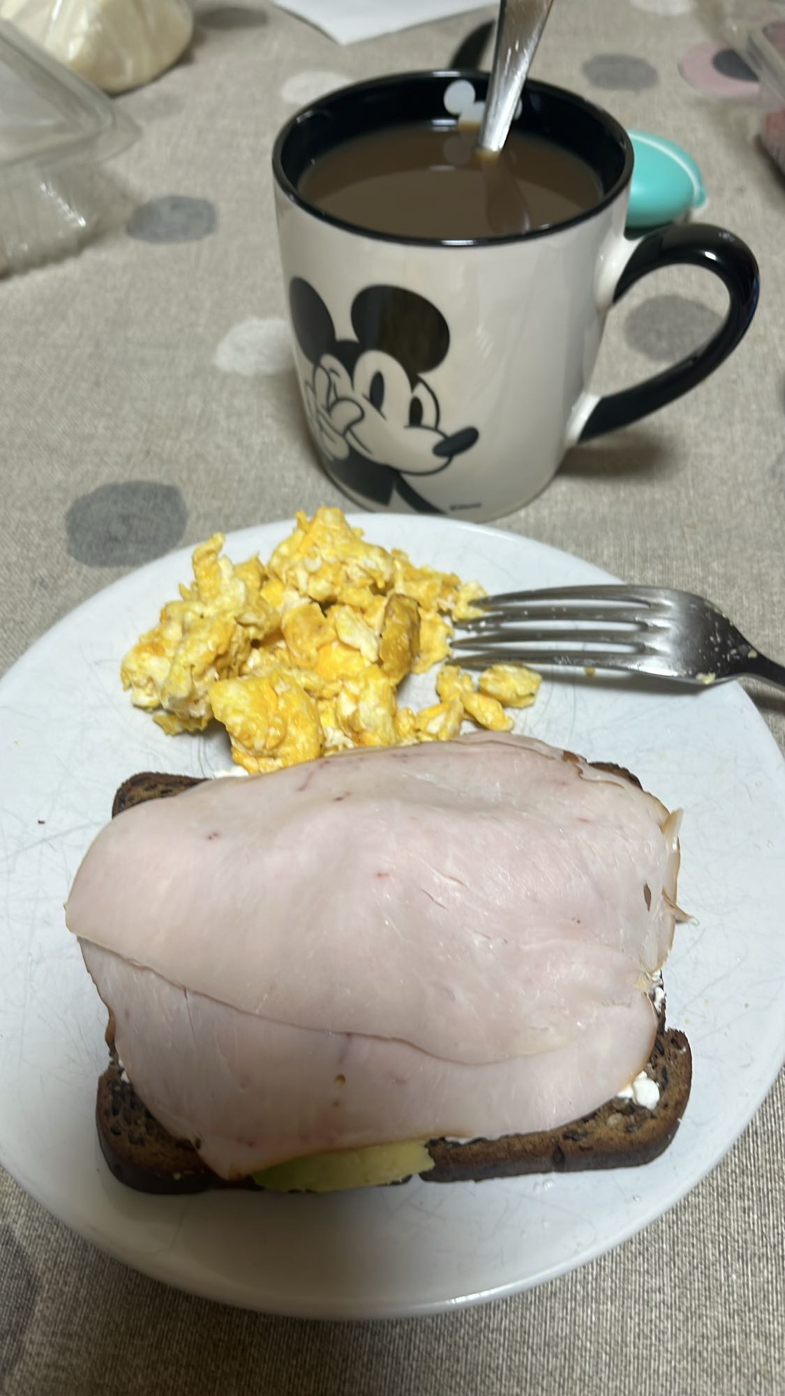 Desayuno con pavo y huevo