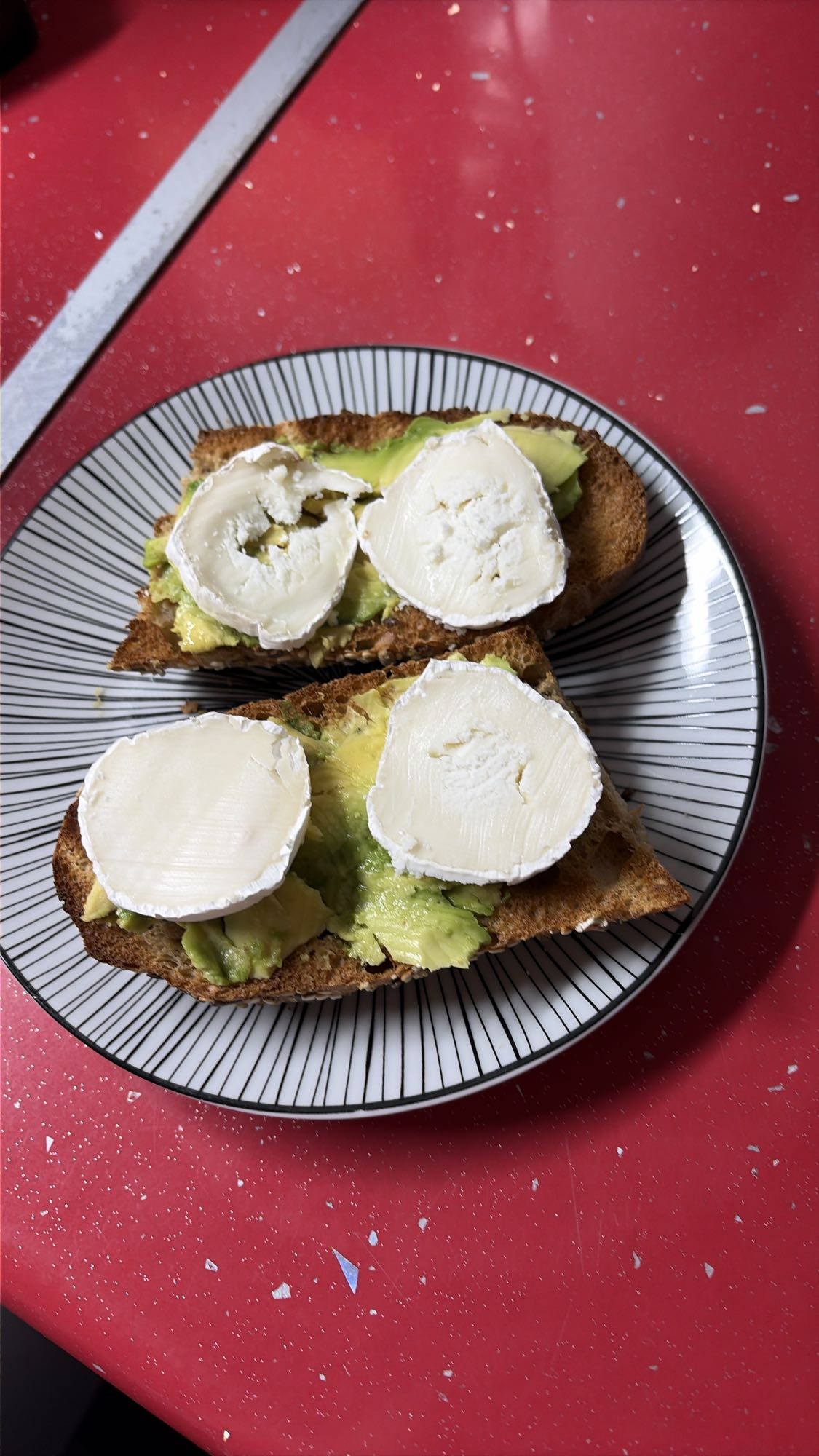 Tostadas con aguacate y queso de cabra