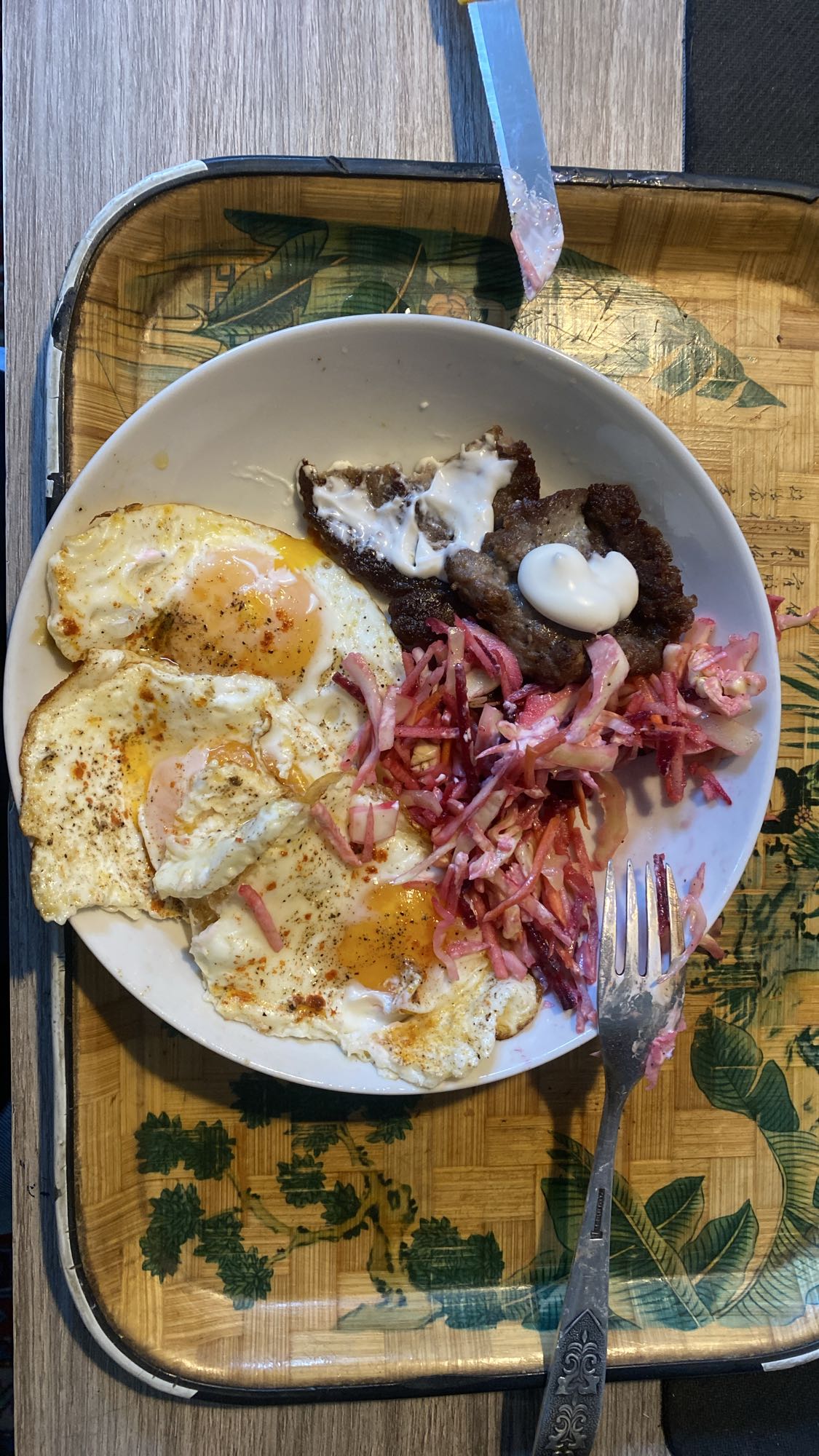 Eggs, beef & slaw plate