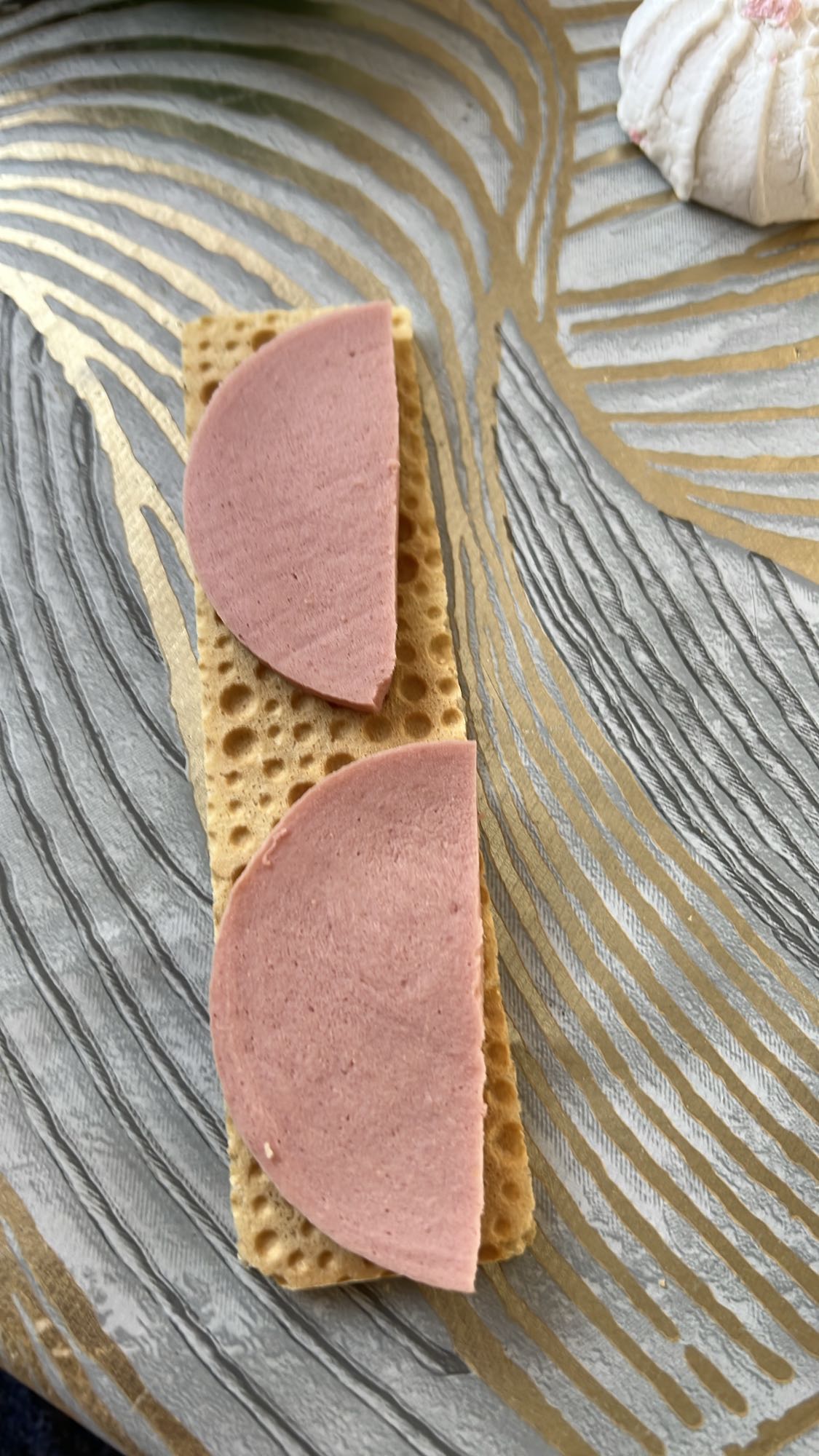 Хлебец с колбасой