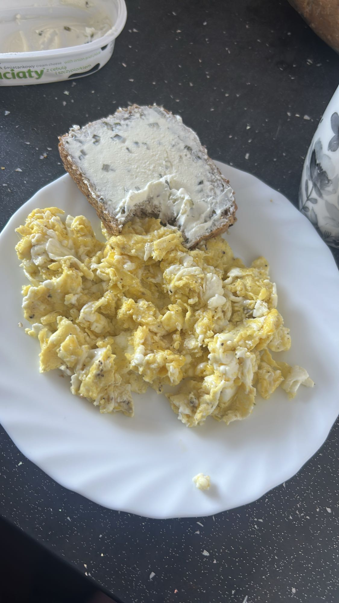 Jajecznica z chlebem