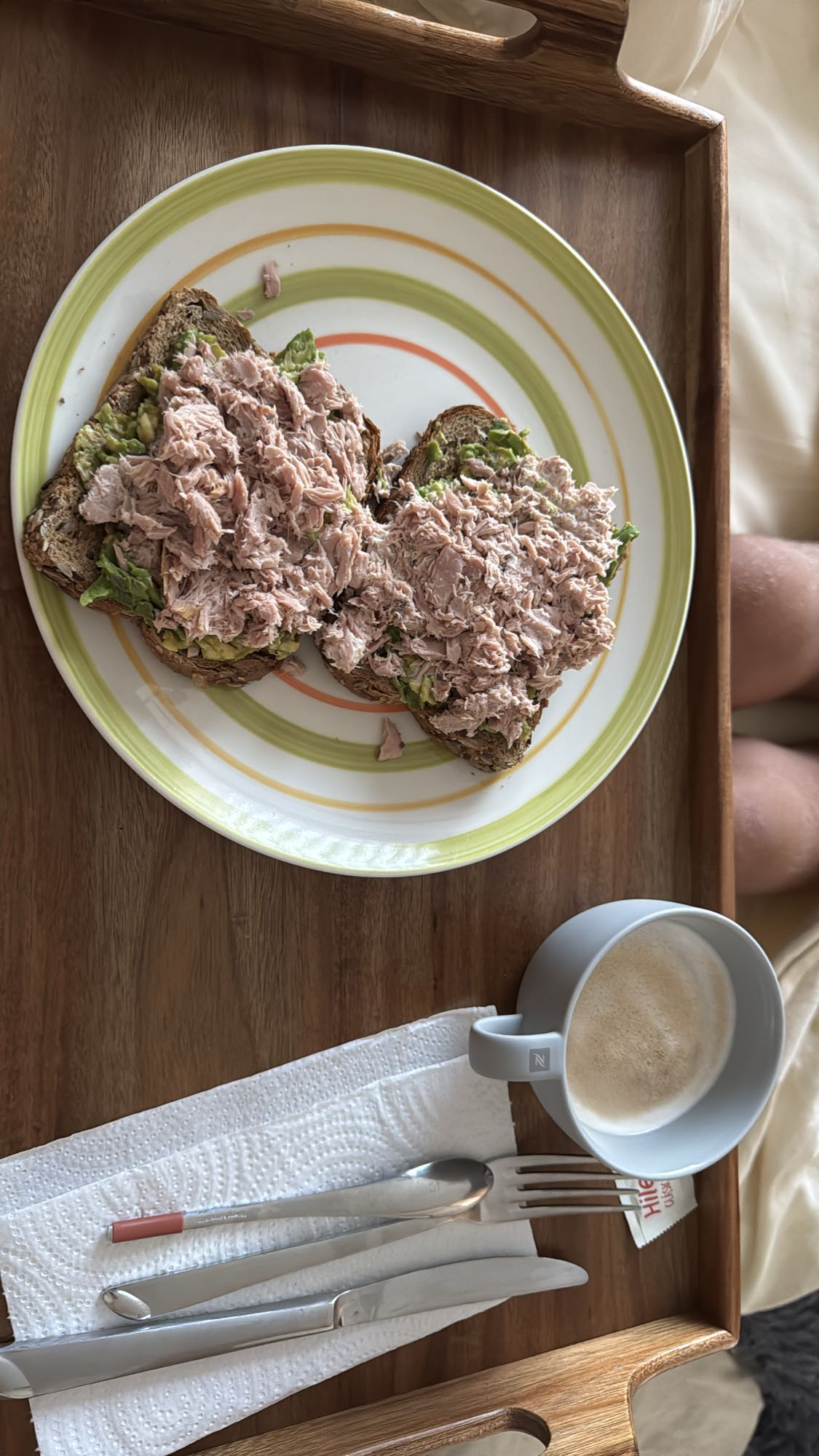 Tostadas de atún y café