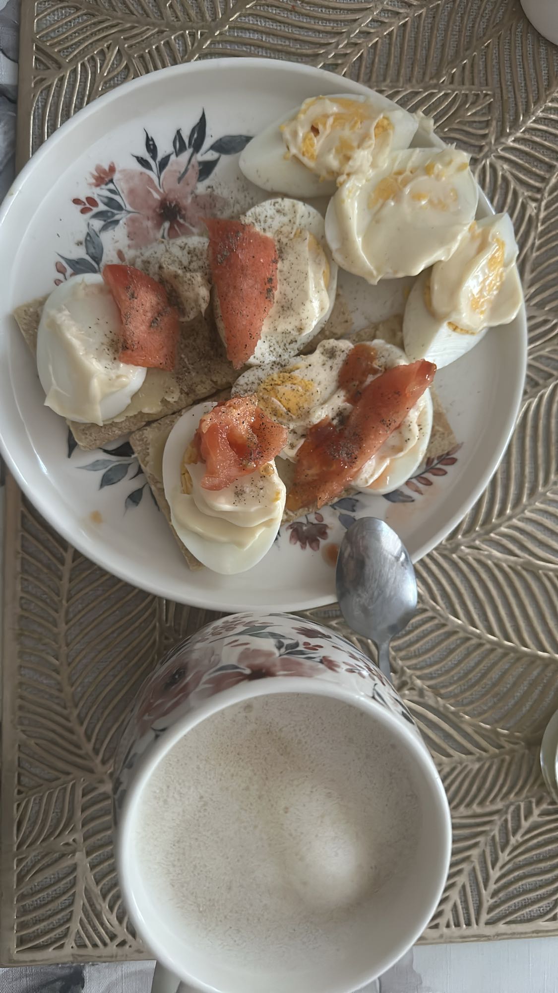 Jajka z łososiem i pieczywem