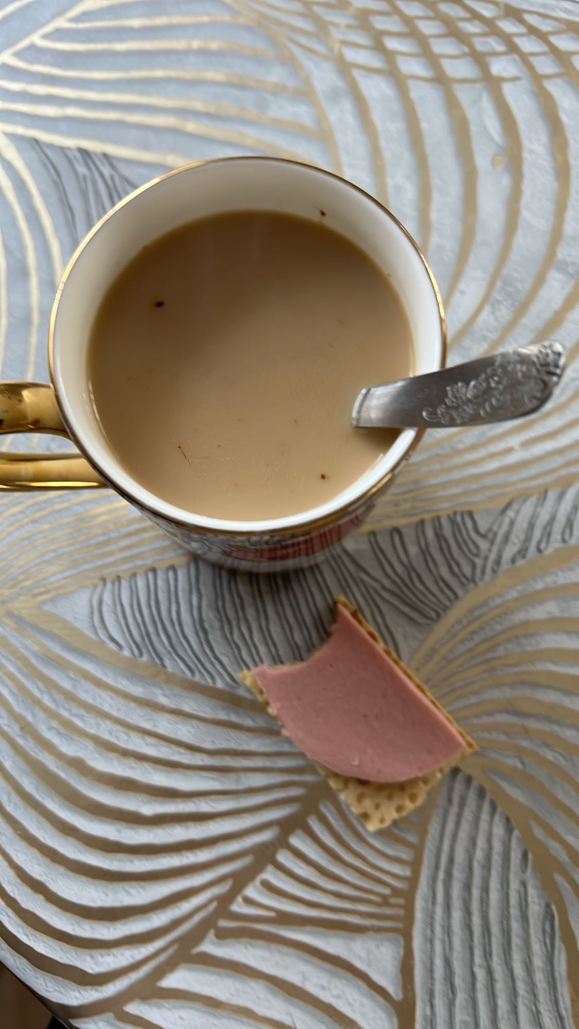 чай с колбасой и крекером