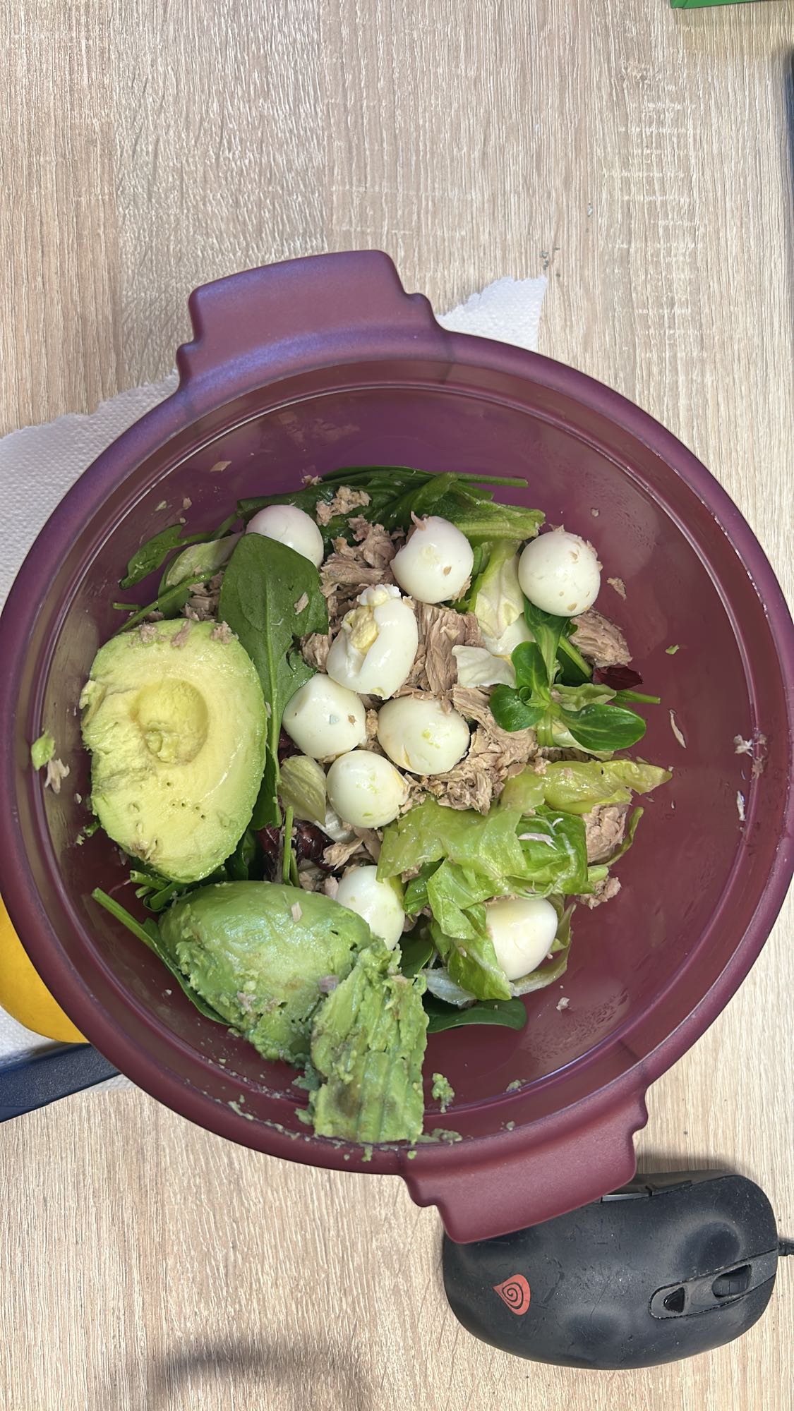 Salată cu ouă și ton