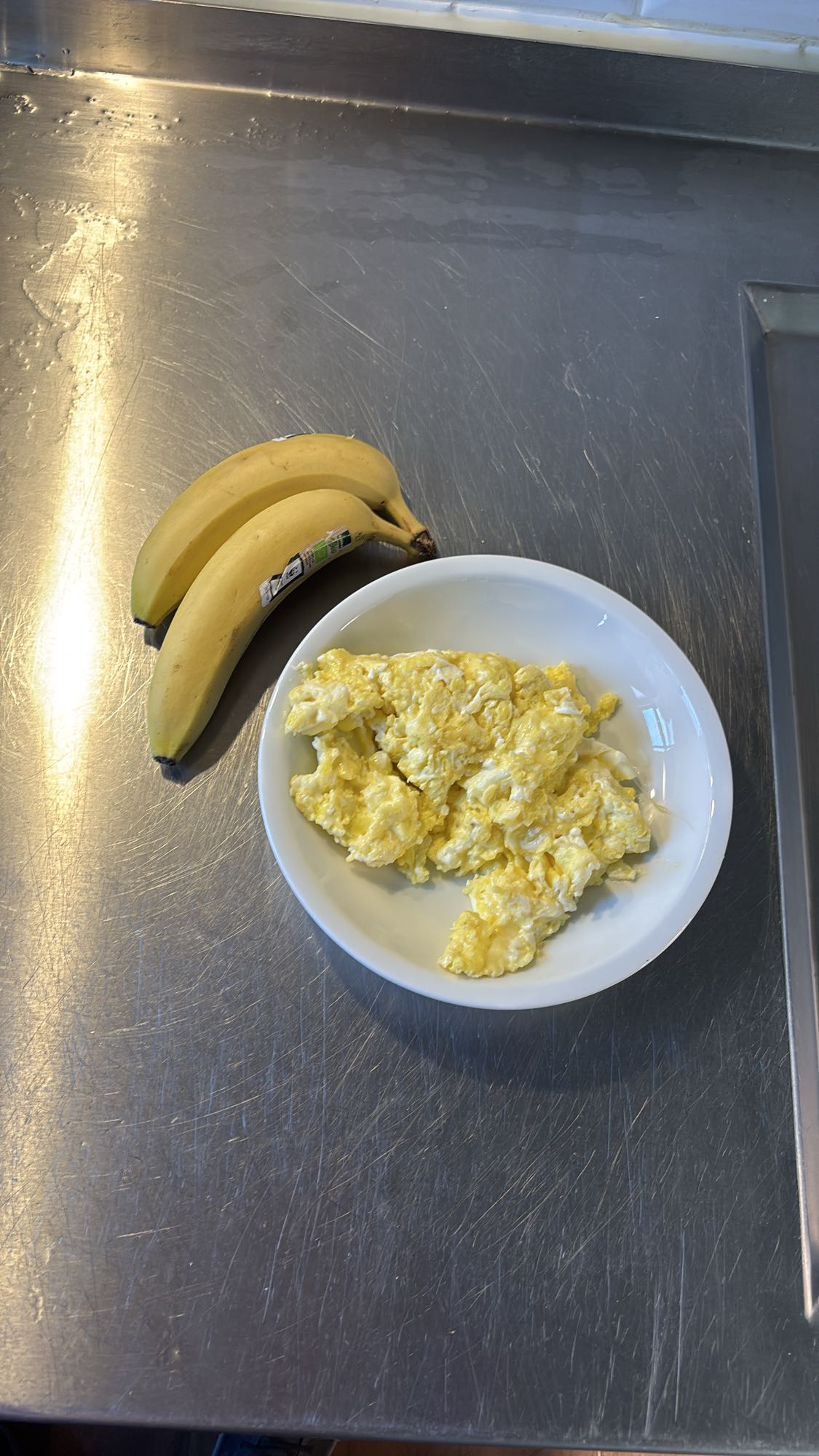 Oeufs brouillés et bananes