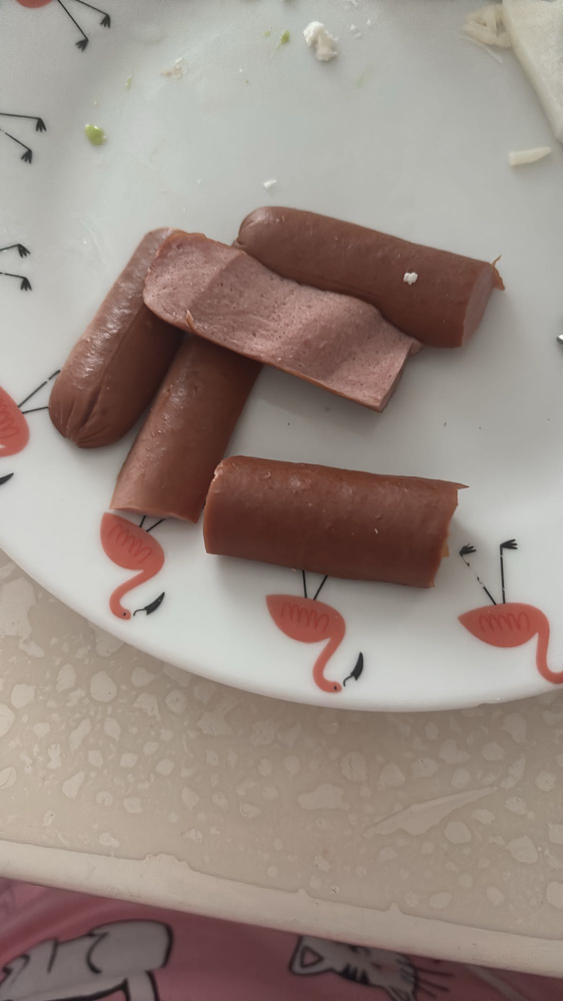 Kokt korv på tallrik