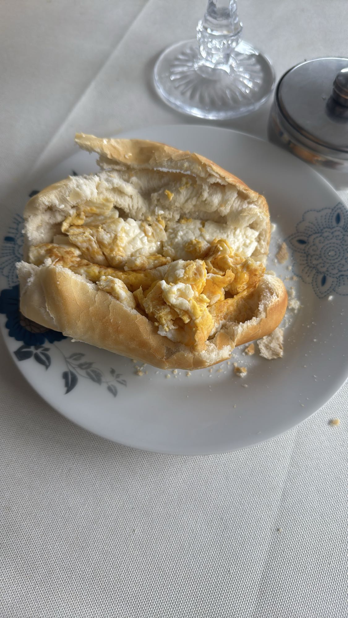 Pão com ovos mexidos