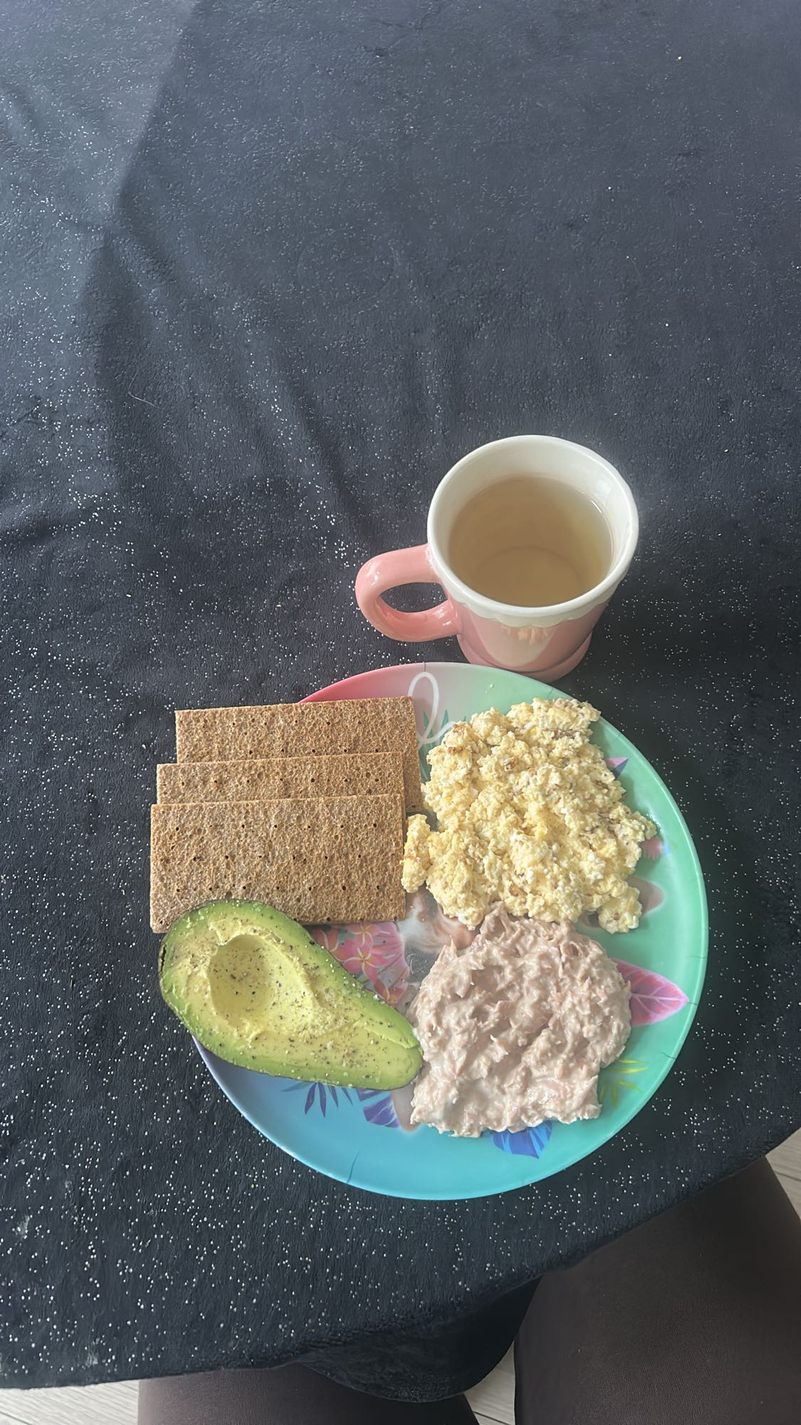 Ontbijtbord met thee
