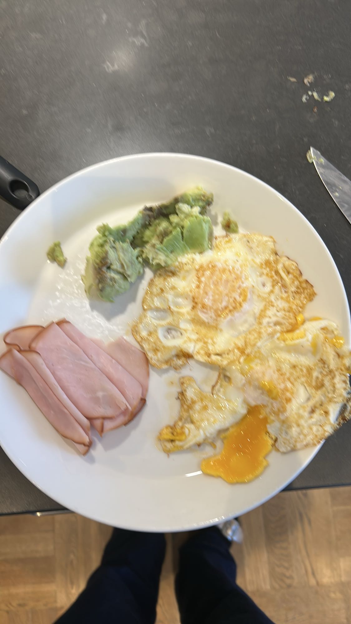 Ägg, skinka & avokado tallrik