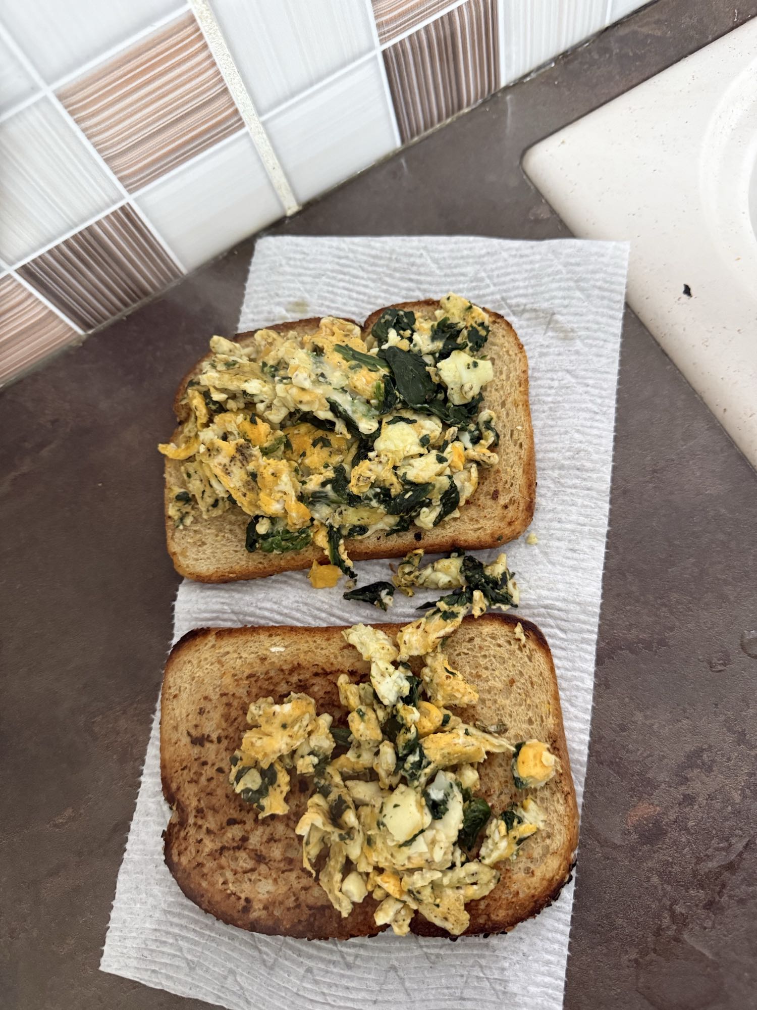 Egg spinach toast