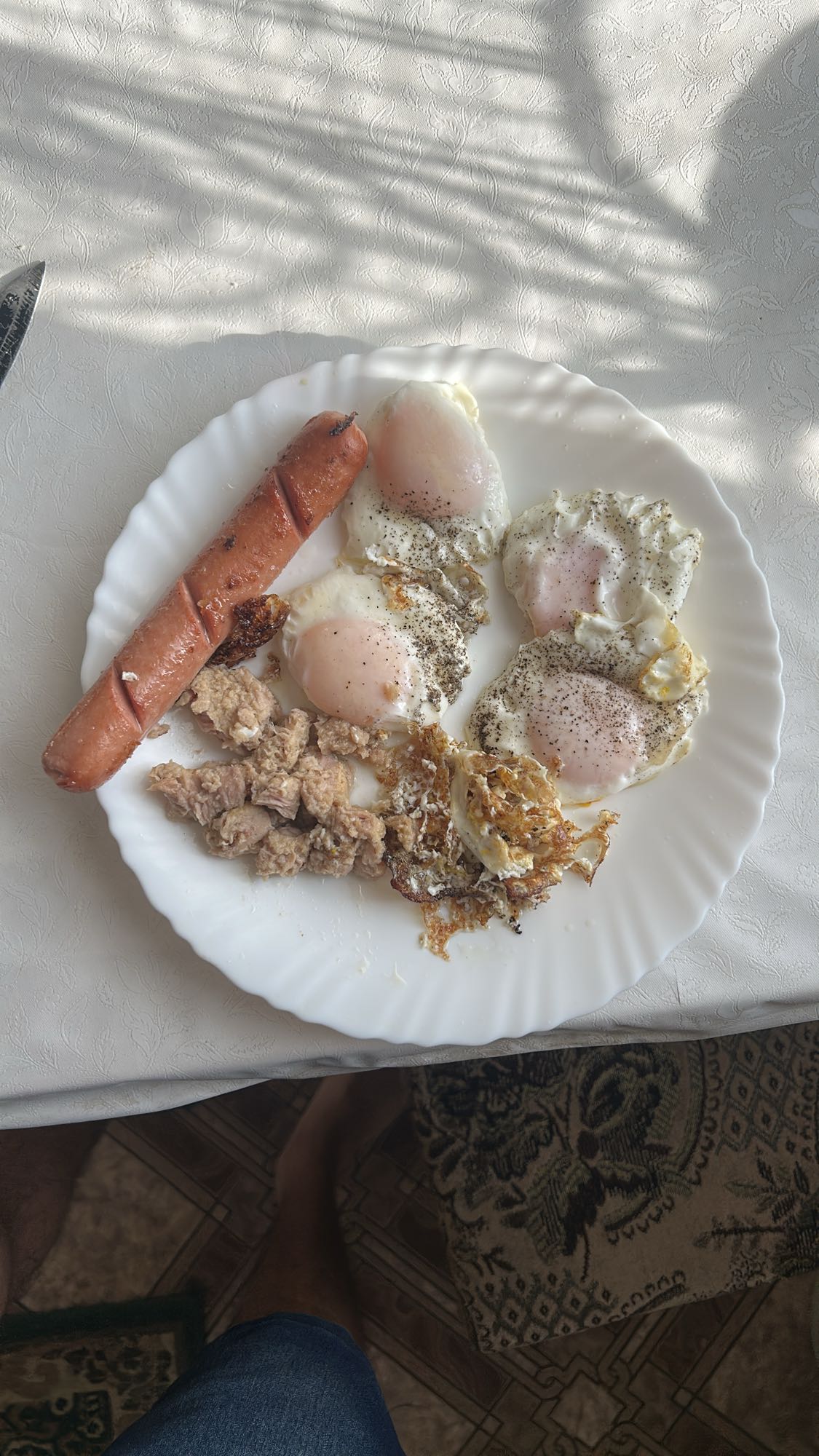 Mic dejun cu ouă și cârnați