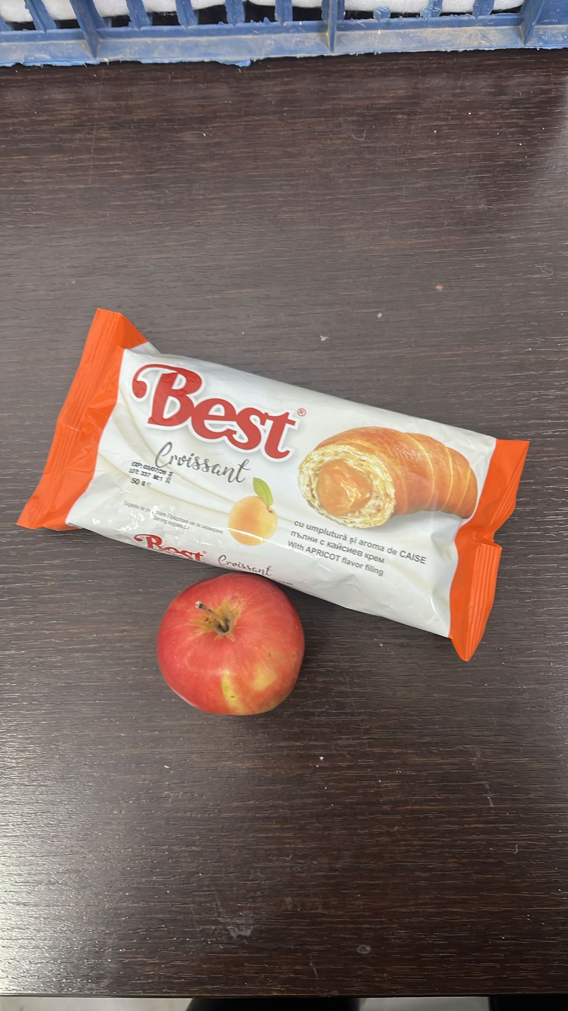 Croissant cu caise și măr