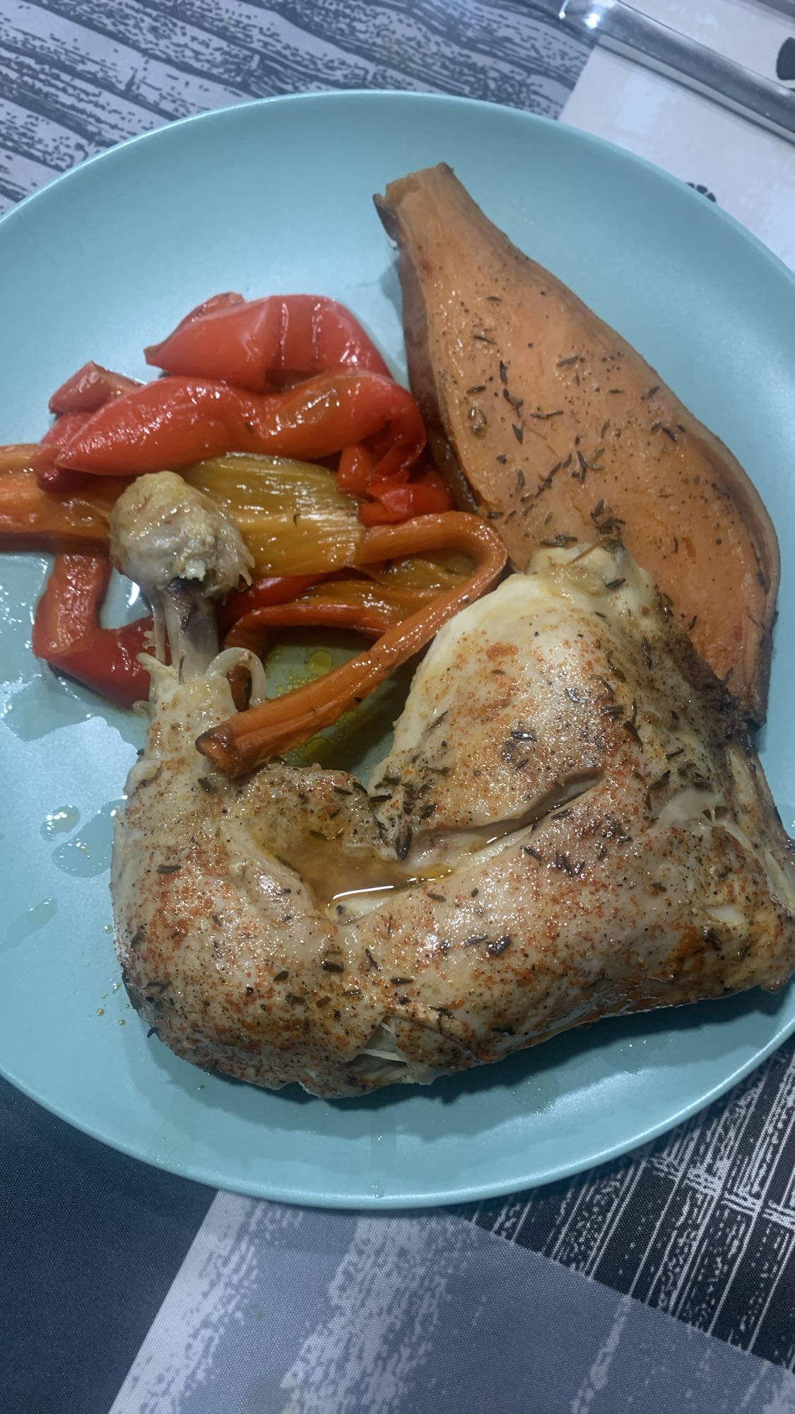 Pollo con batata y verduras