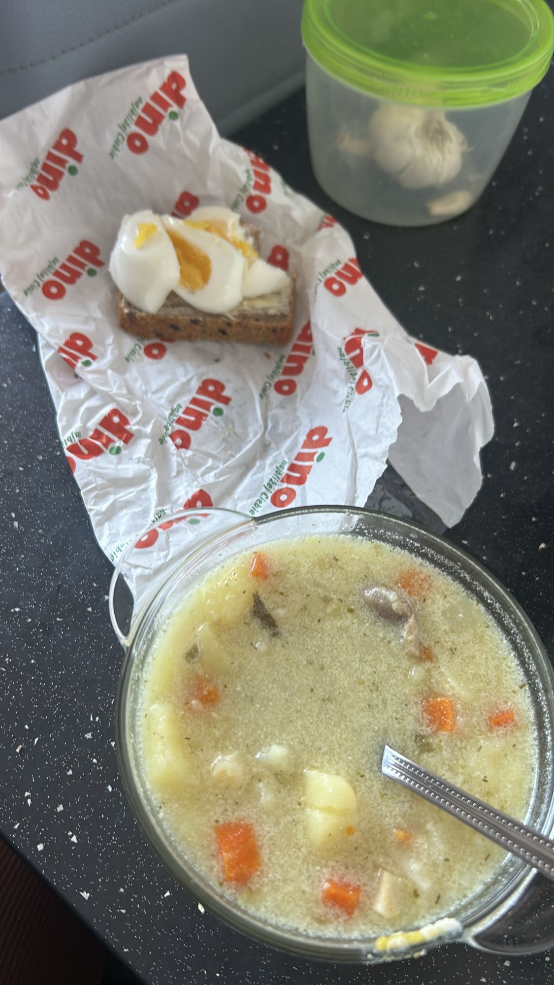 zupa z chlebem i jajkiem