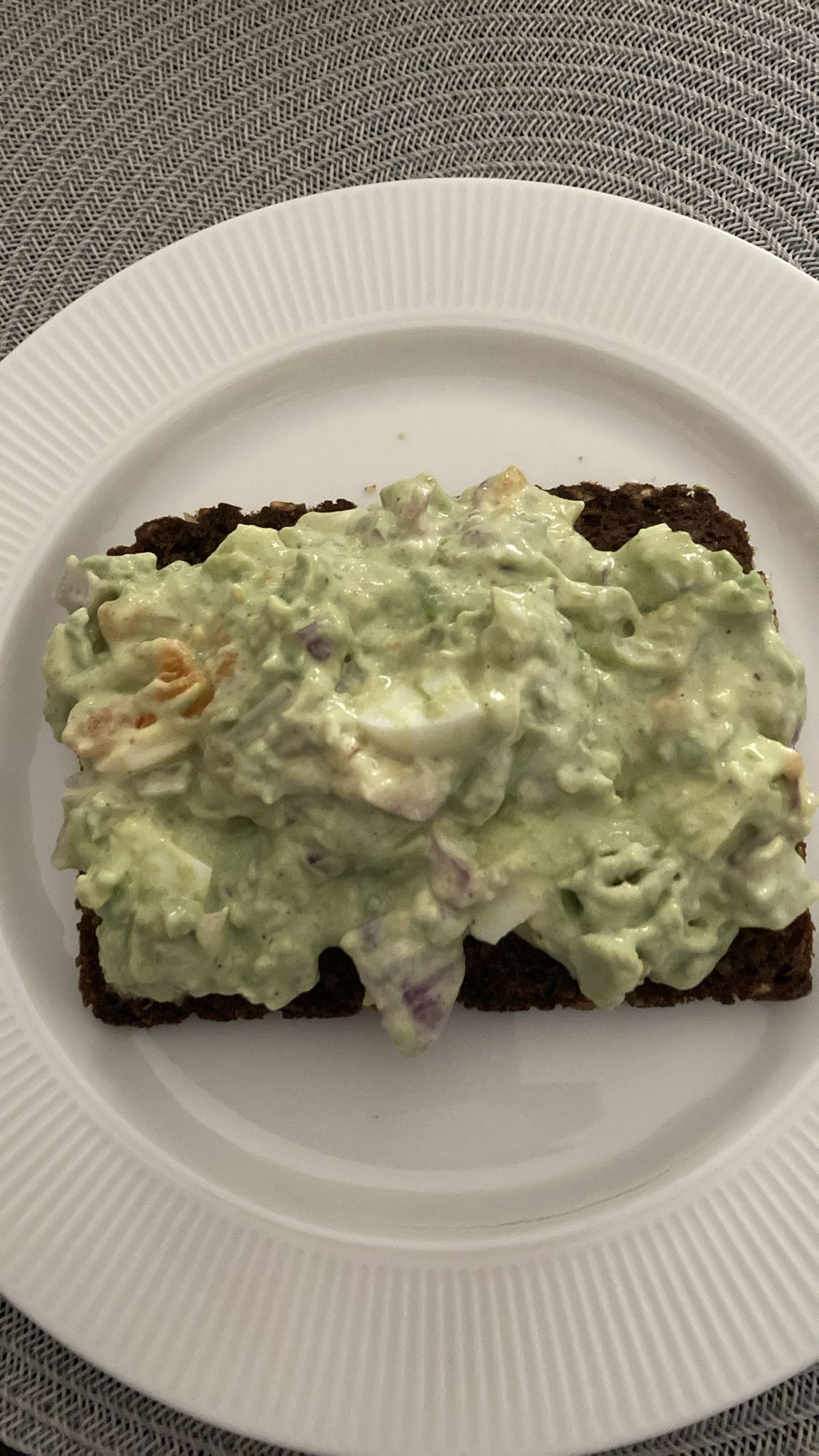 Avokadoröra på rågbröd