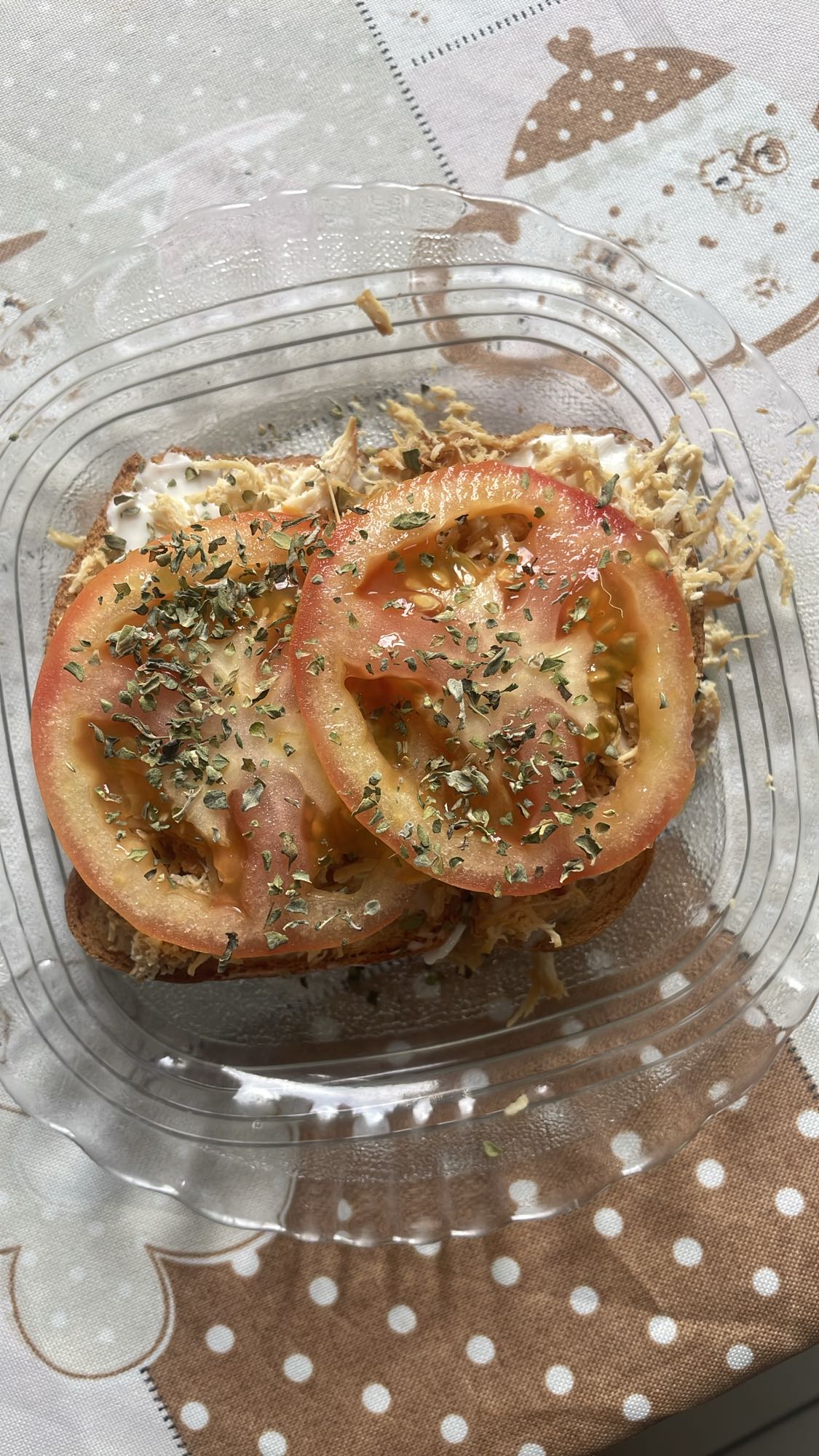 Torrada com frango e tomate