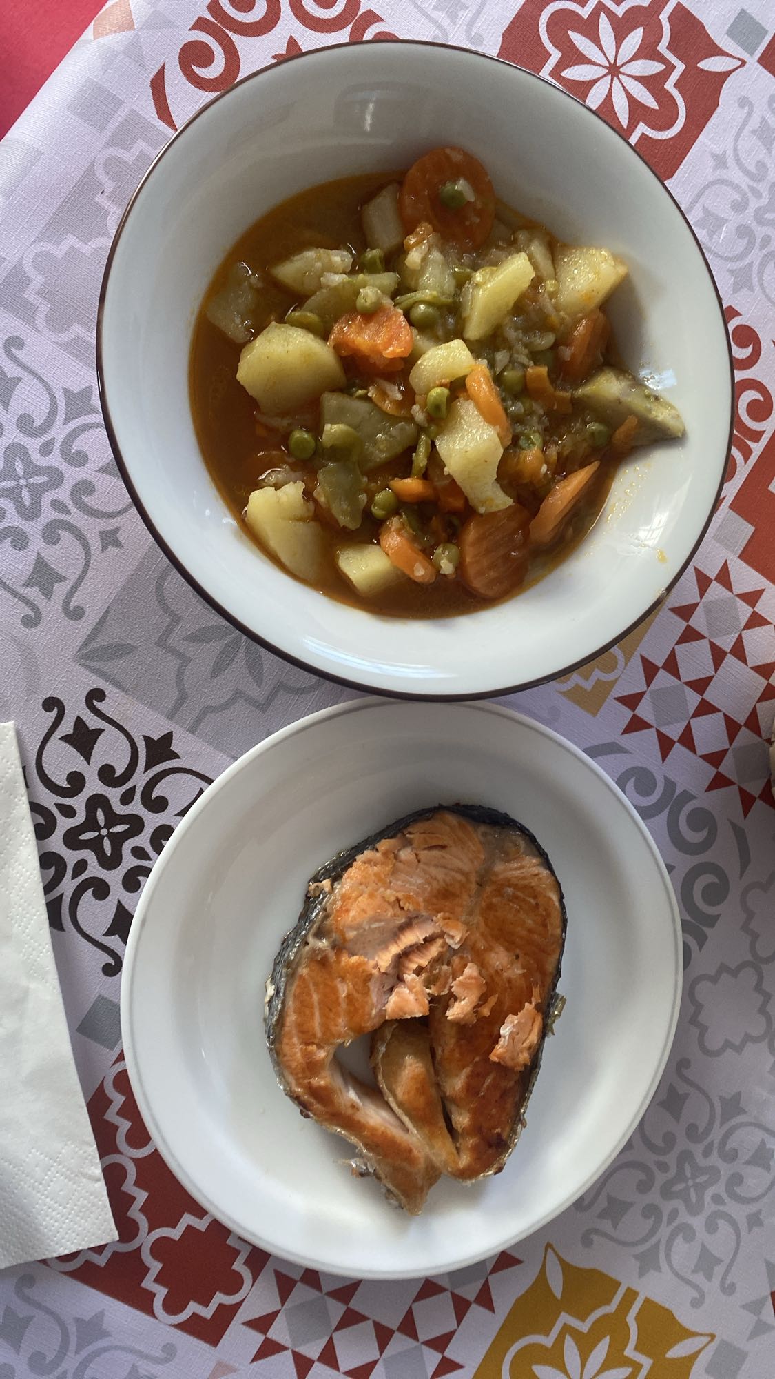 Salmón con guiso vegetal