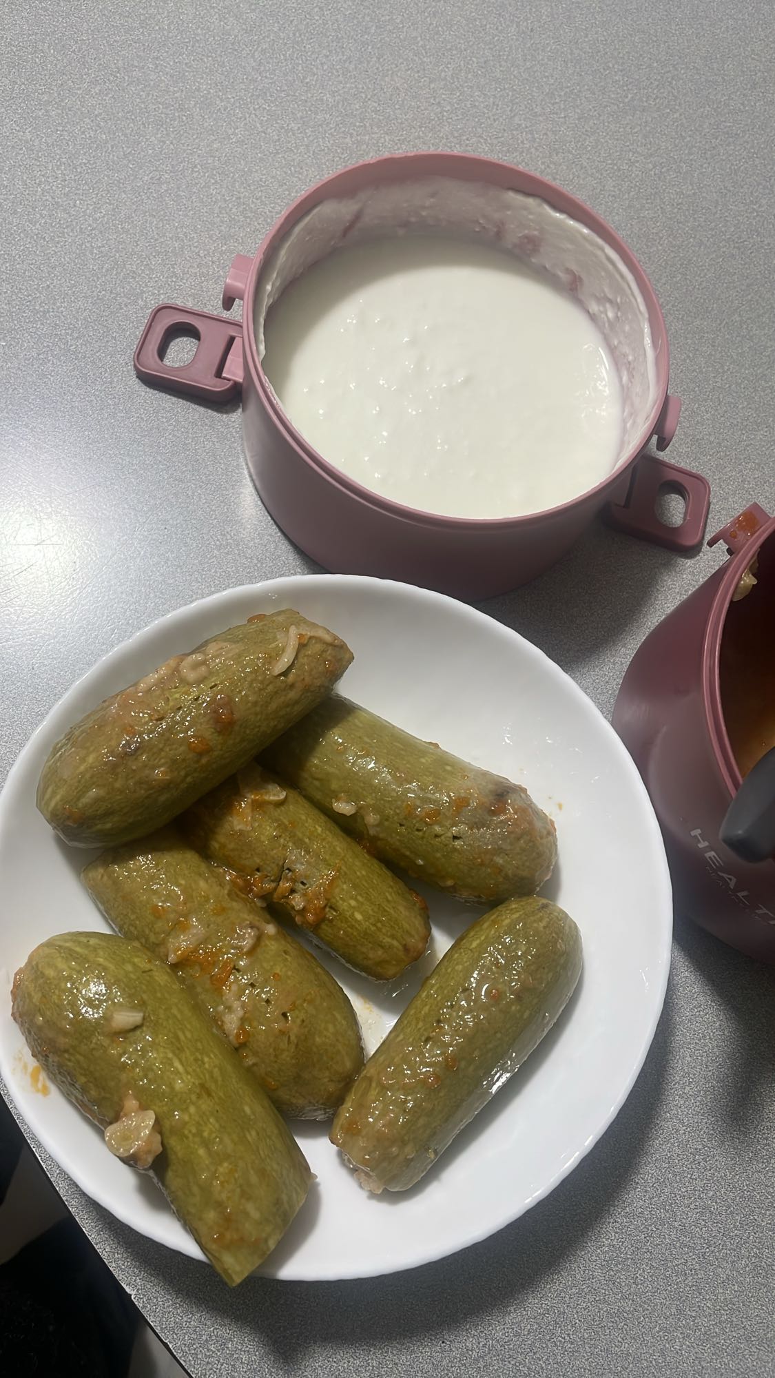 Stuffed zucchini with yogurt