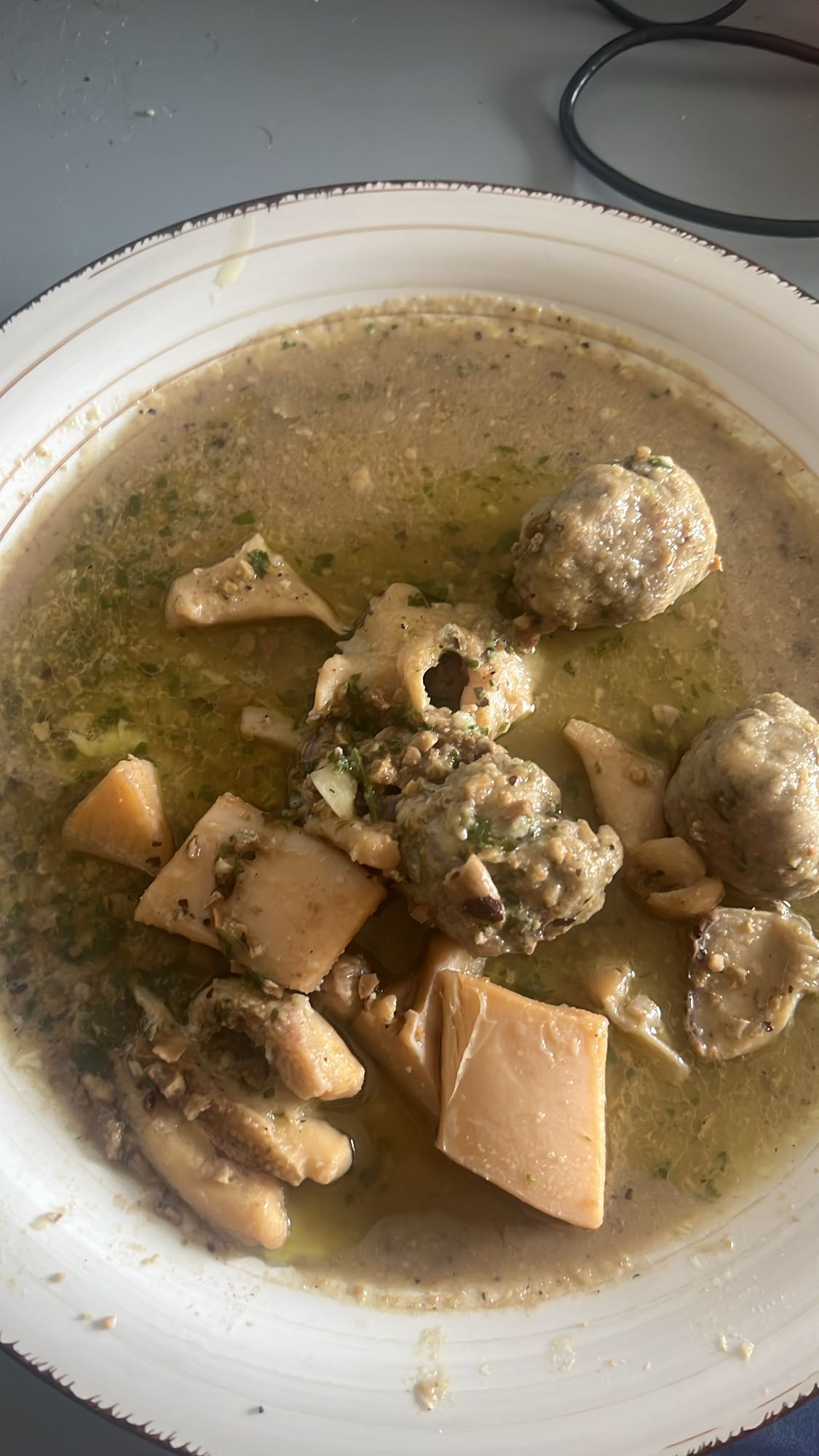 sopa con albóndigas