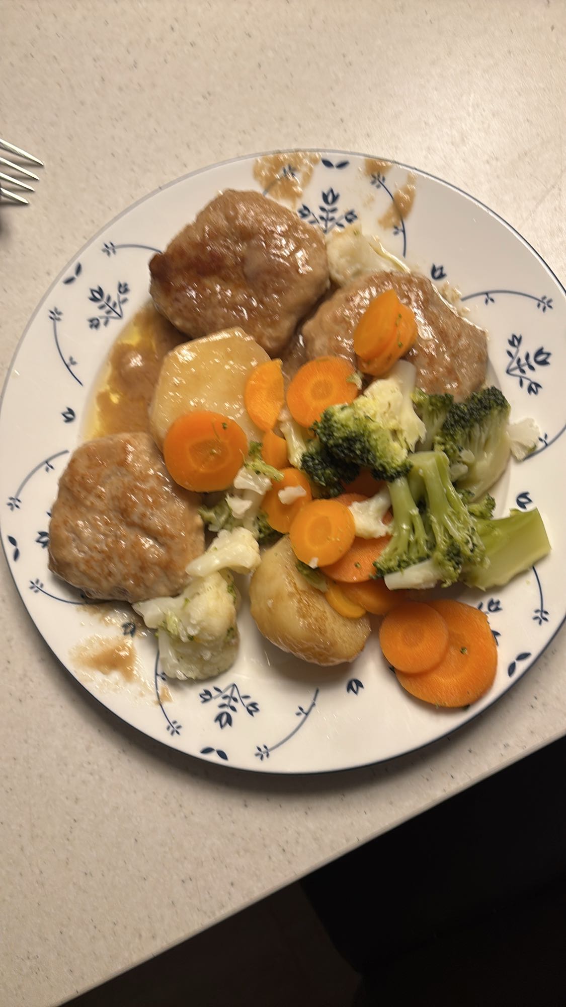 Medisterkaker med grønnsaker