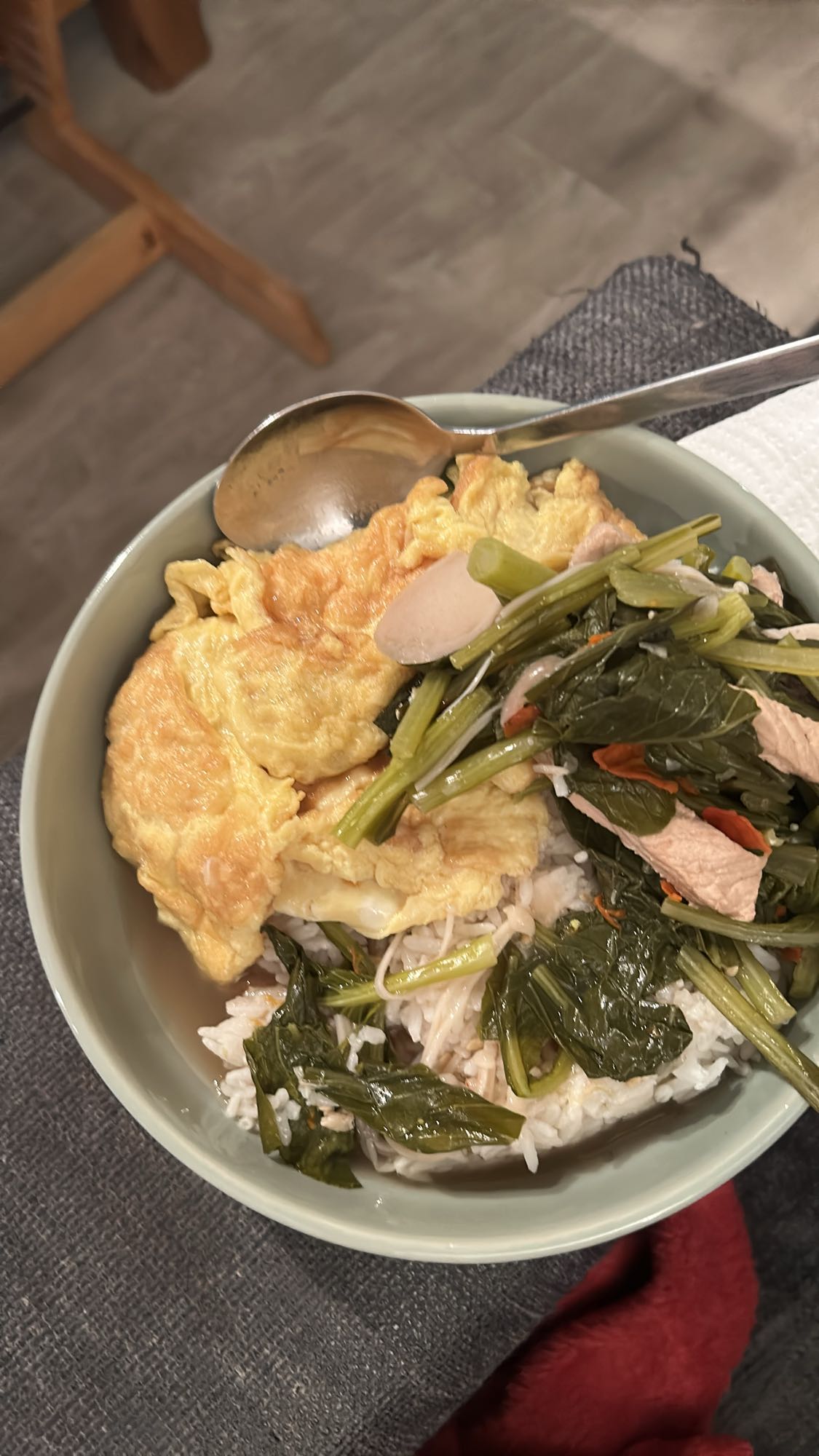 Ris med egg og grønnsaker