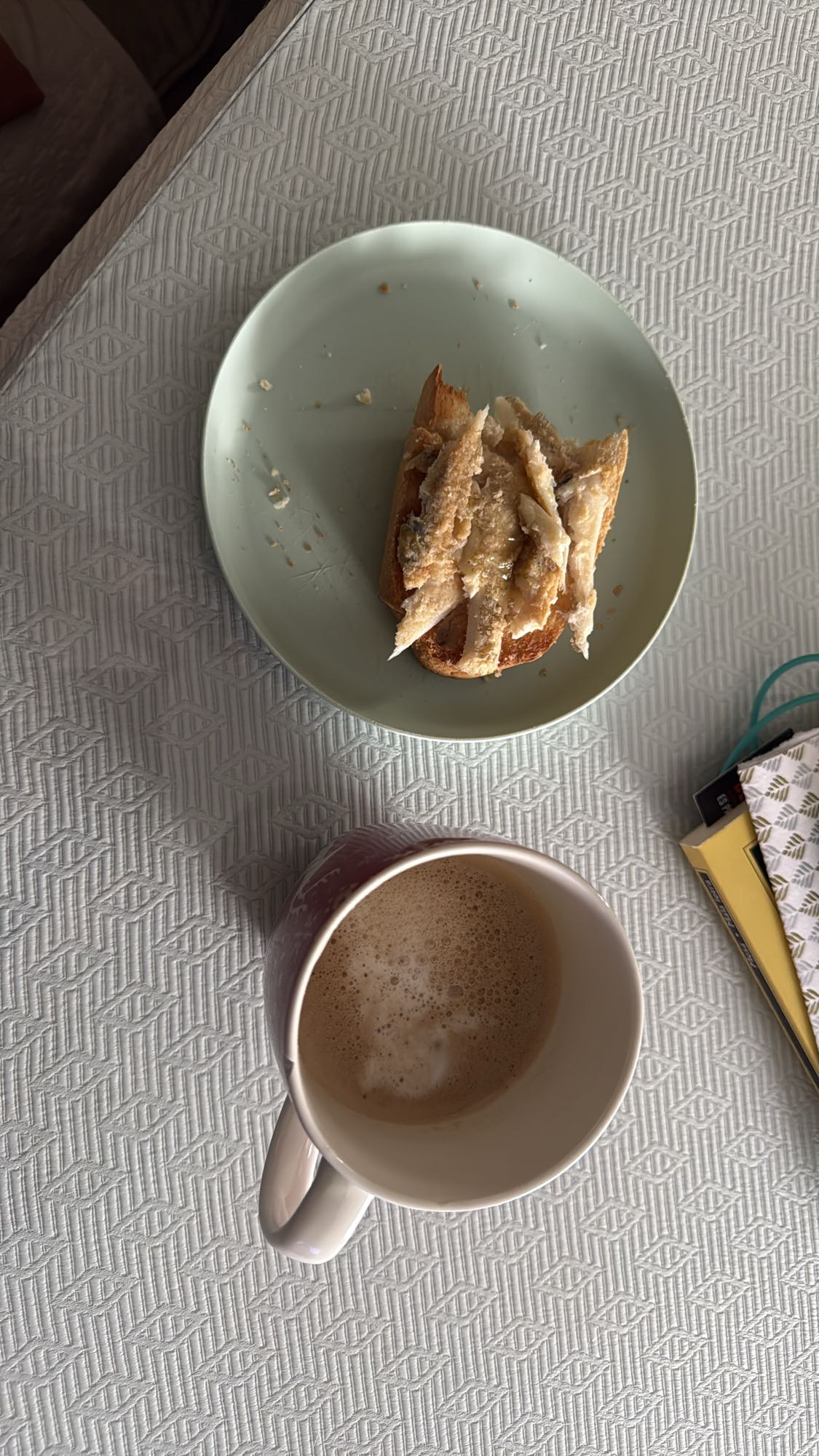 Tostada con pescado y café