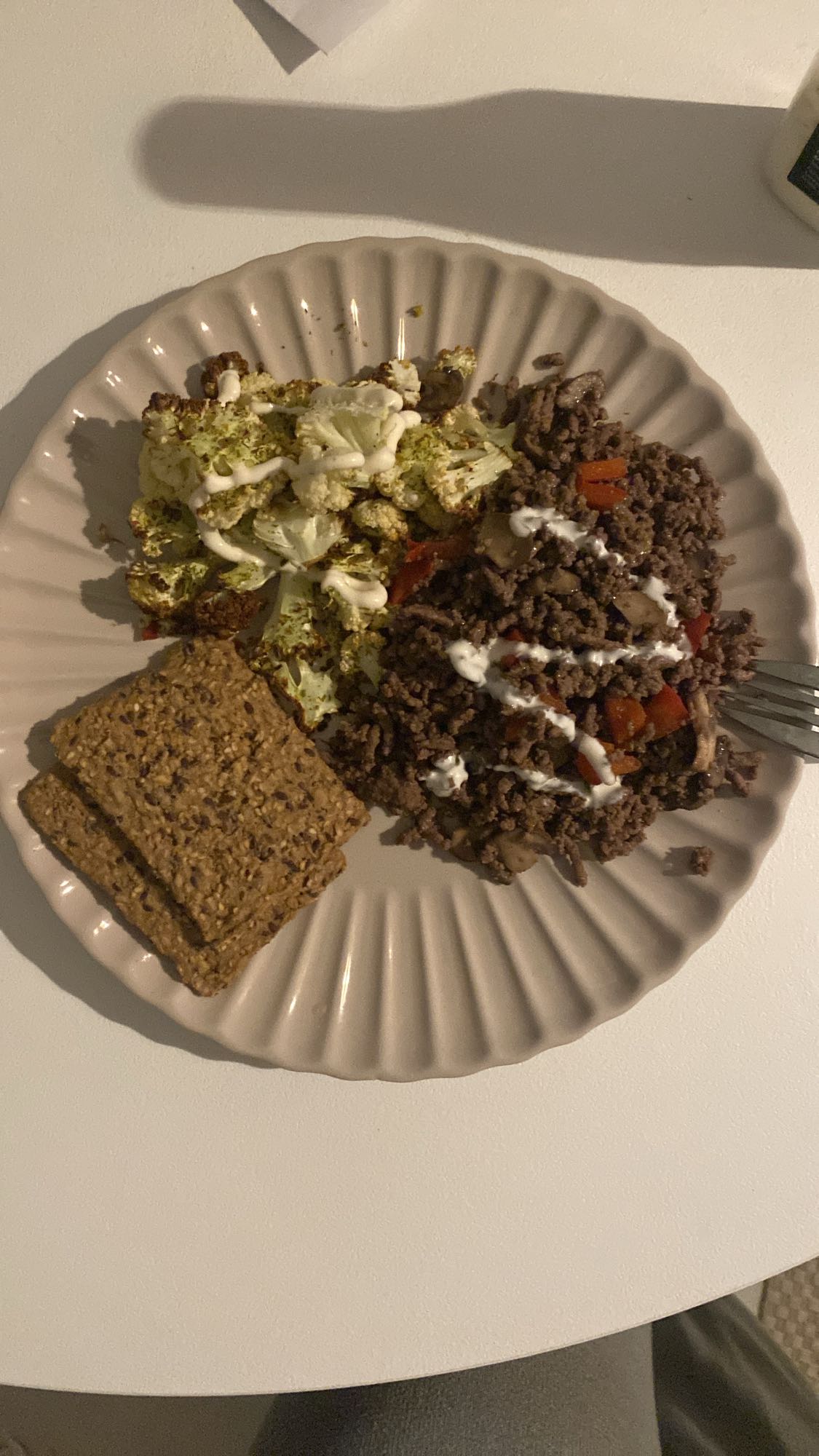 Oksekød med blomkål og knækbrød