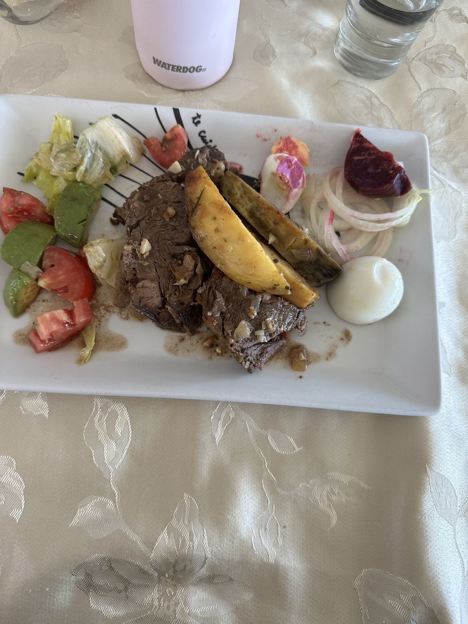 Carne con ensalada mixta