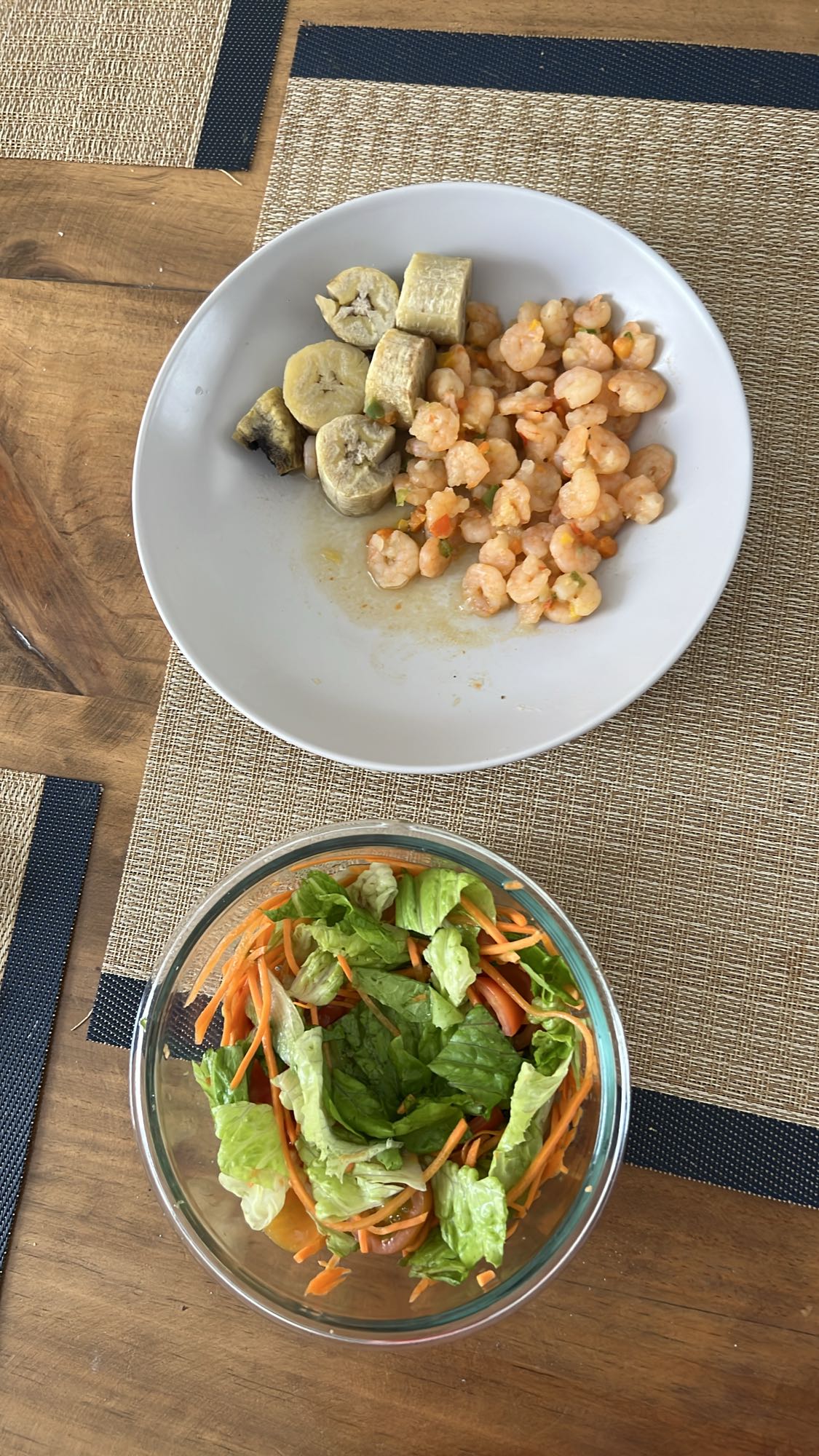 Camarones, plátano y ensalada