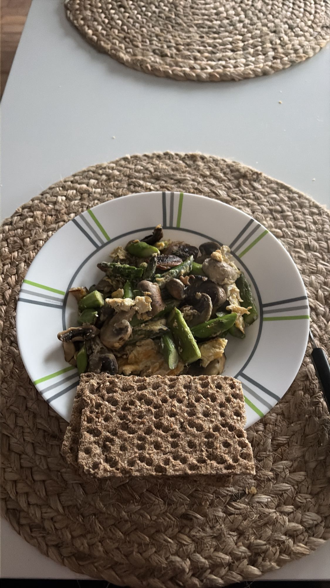 revuelto de verduras y pan crujiente