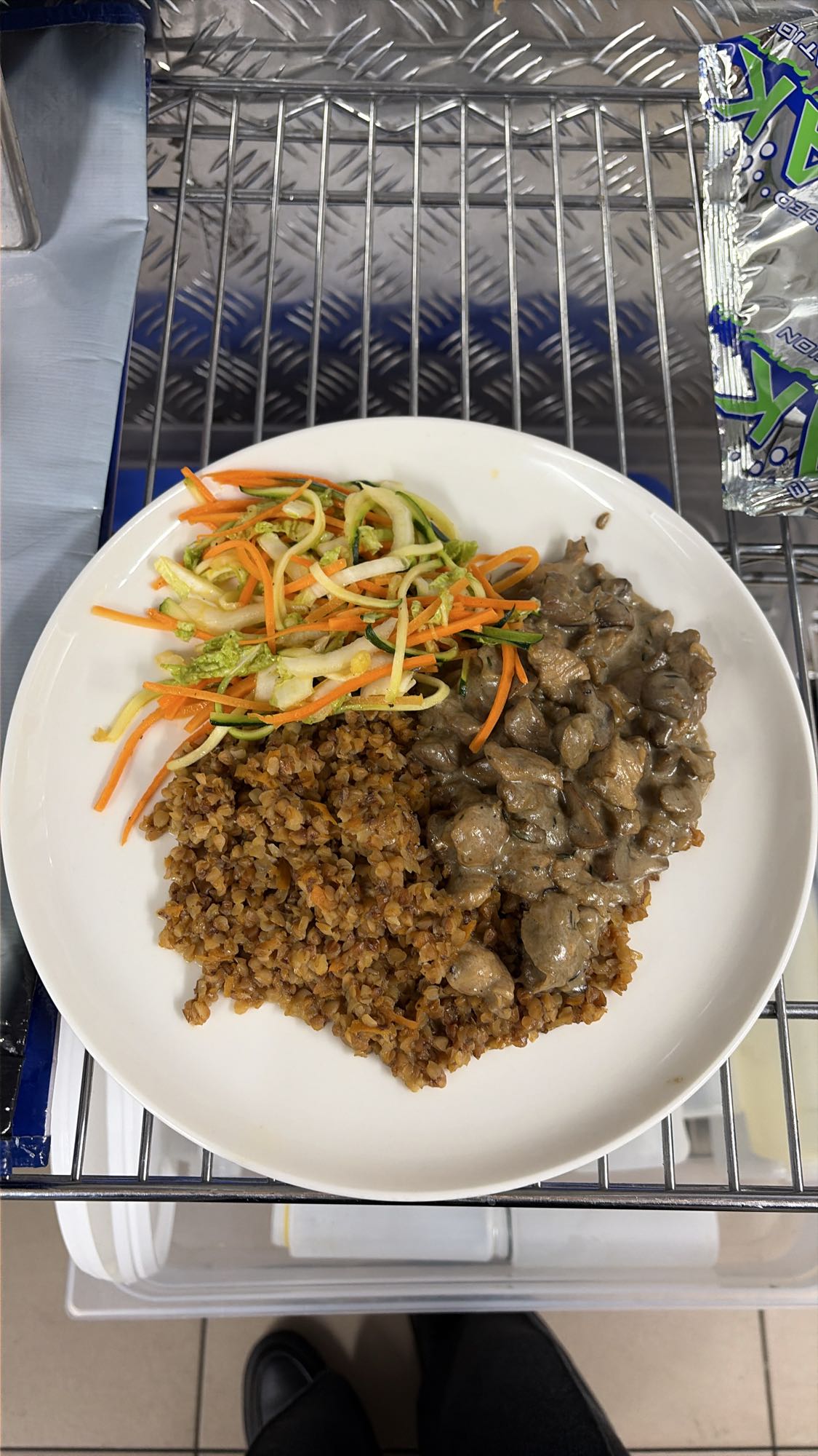 Гречка с гуляшом и салатом