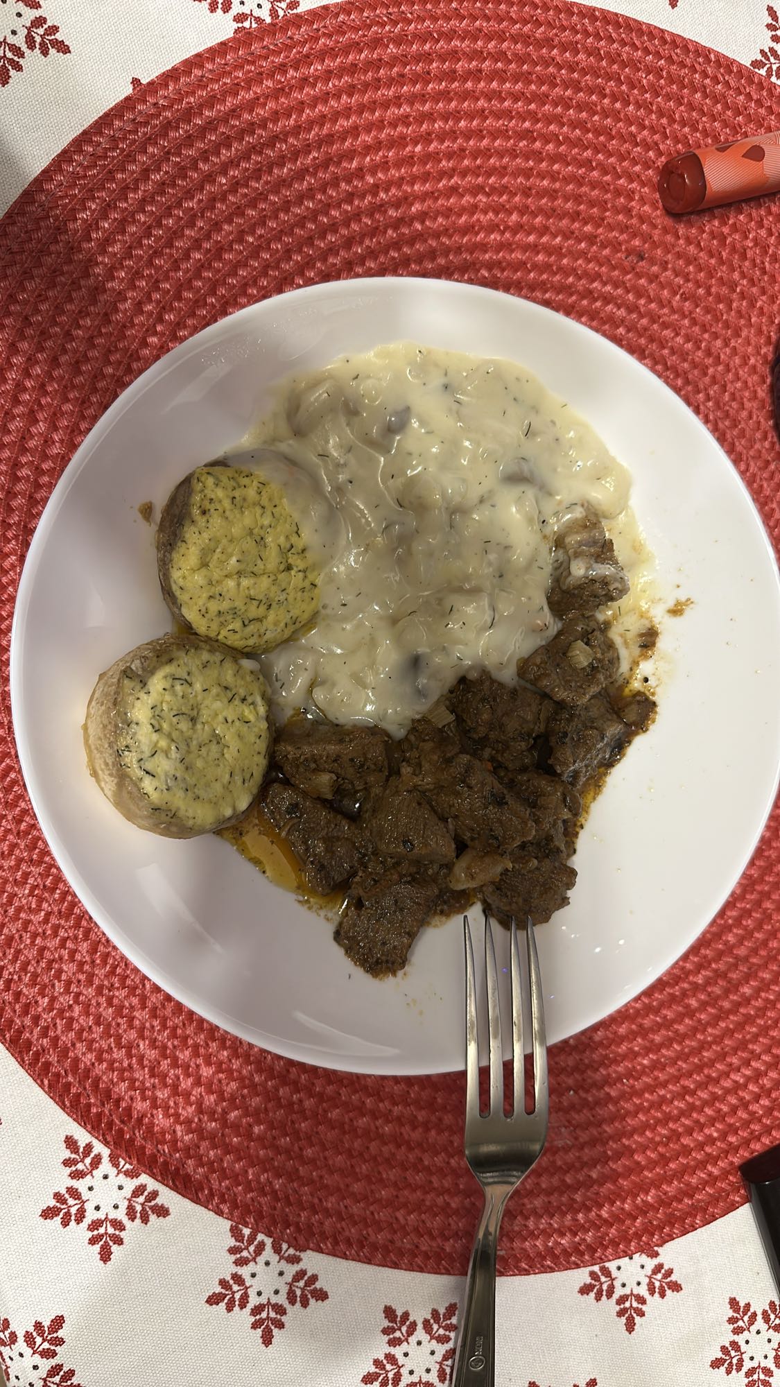 Tocană de vită cu găluște și sos de ciuperci