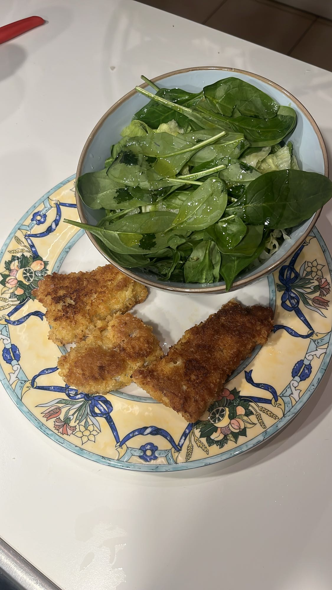 Gebratener Fisch mit Salat