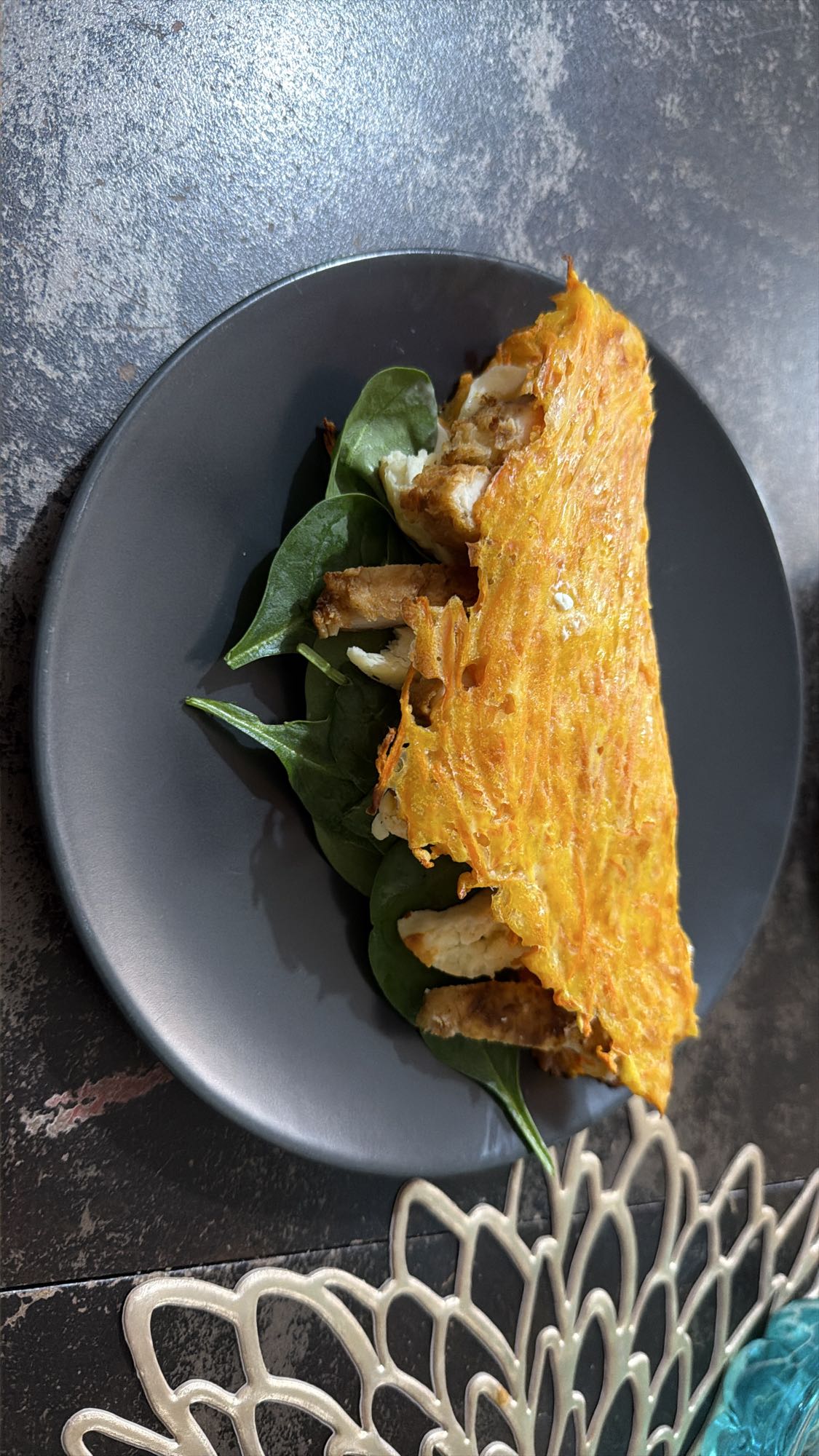 Omletă cu piept de pui și spanac