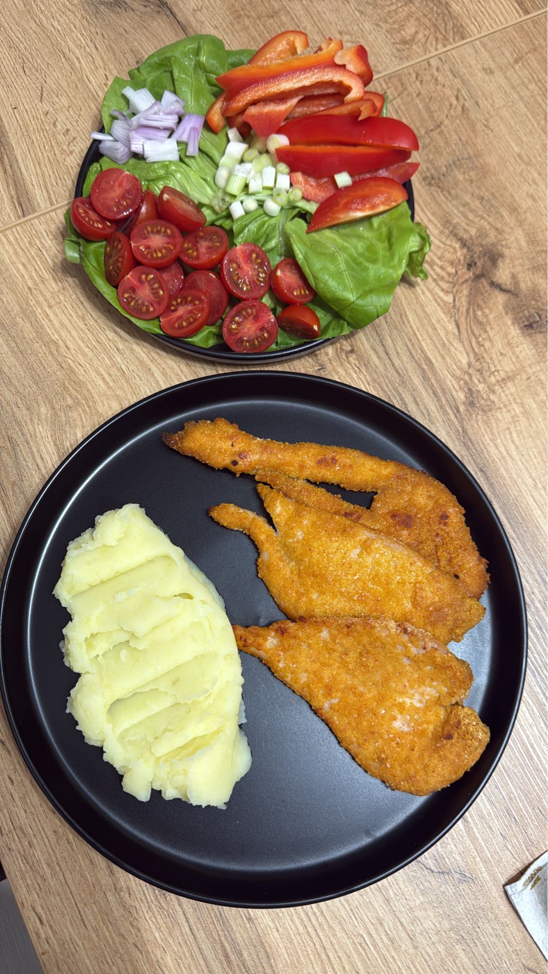 Șnițel cu piure și salată