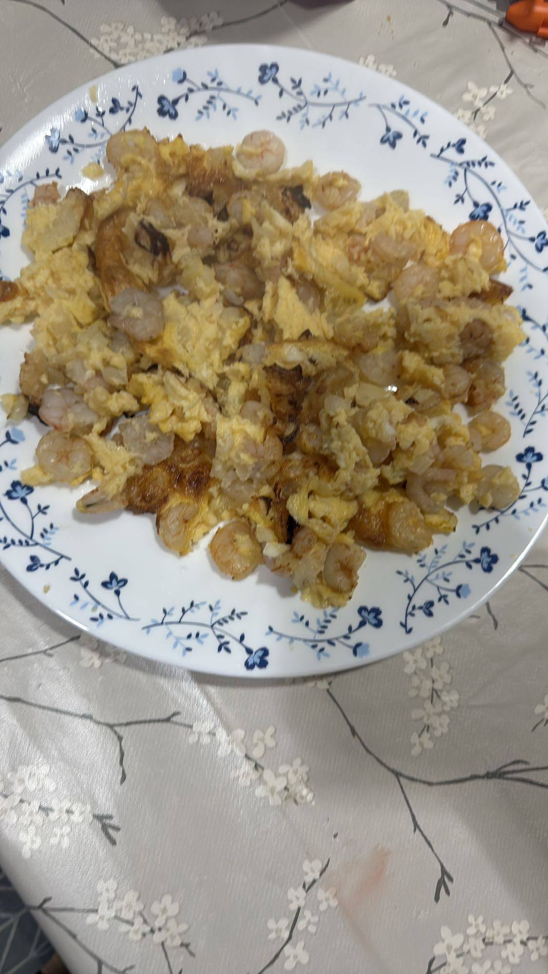 revuelto de camarones y huevo