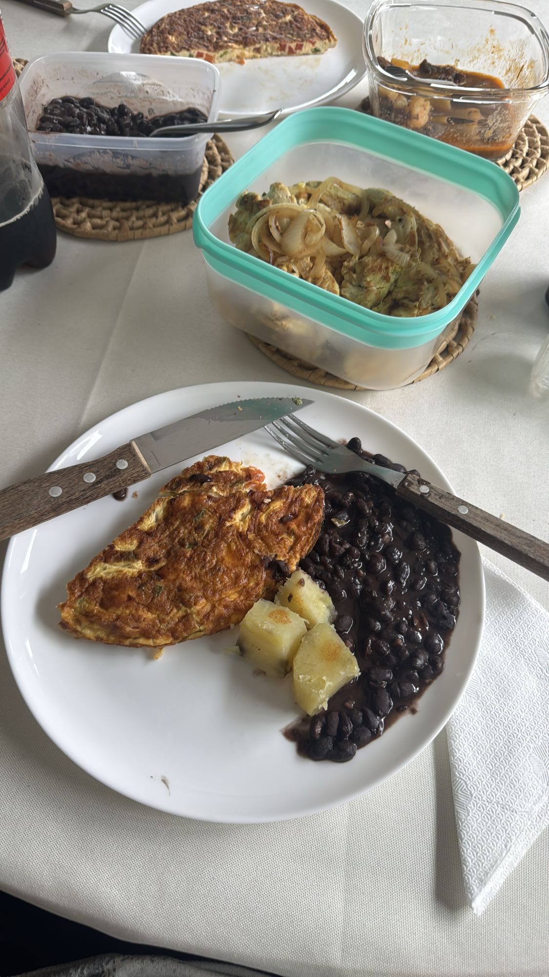 Omelete com feijão e mandioca