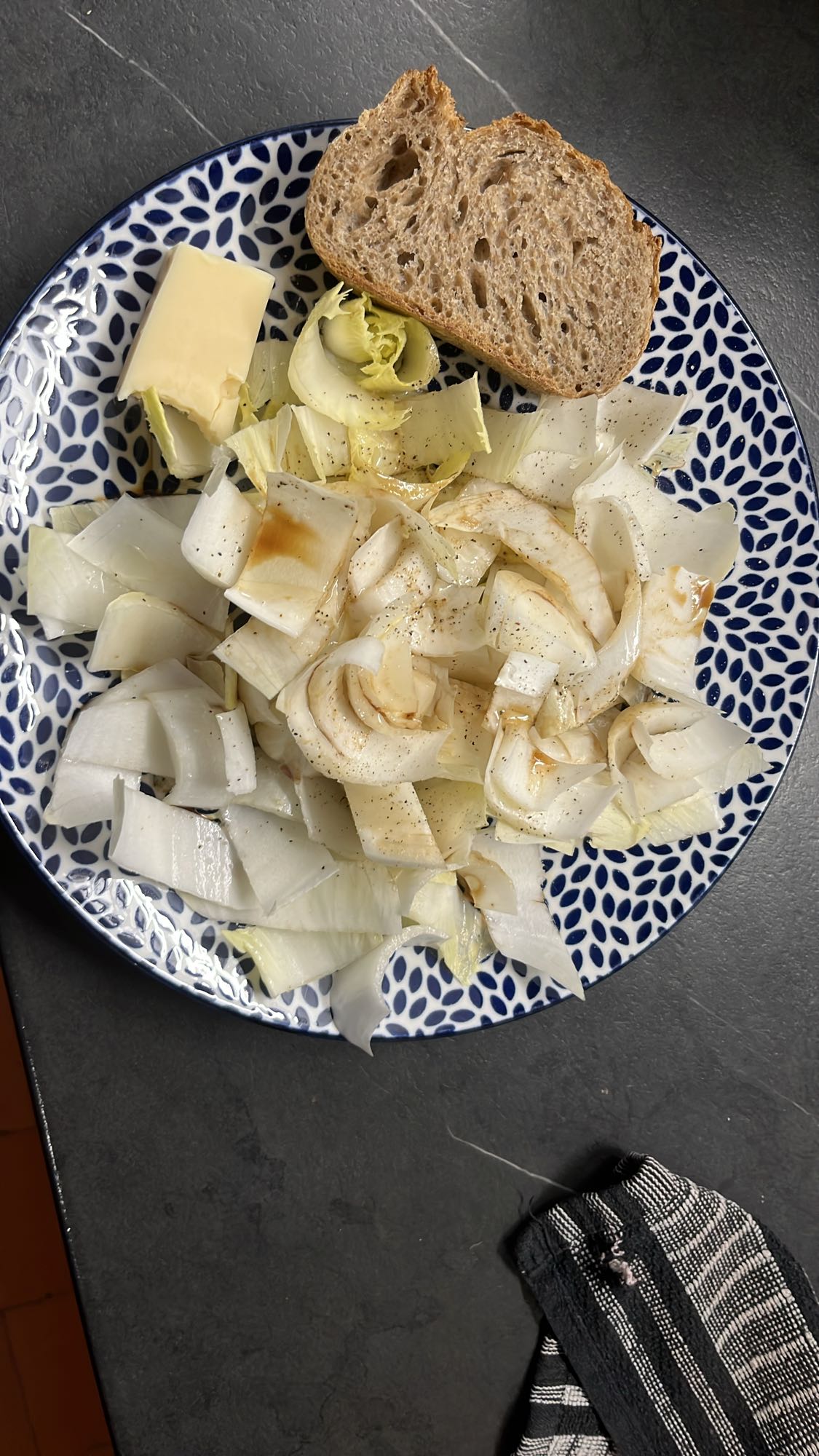 Salade d'endives et pain